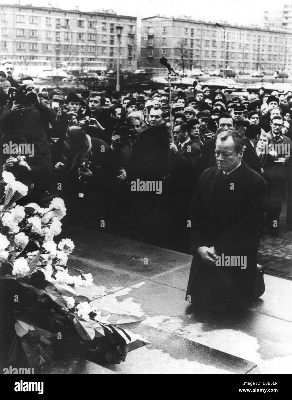 (Dpa-Dateien) - Bundeskanzler Willy Brandt vor einem Denkmal im ehemaligen jüdischen Ghetto in Warschau, 7. Dezember 1970 kniet. Die ermordeten Helden der Rebellion von April 1943 ist das Denkmal gewidmet. Brandts kniend eroberte die Herzen der polnischen Intellektuellen und war der Beginn der Stockfoto