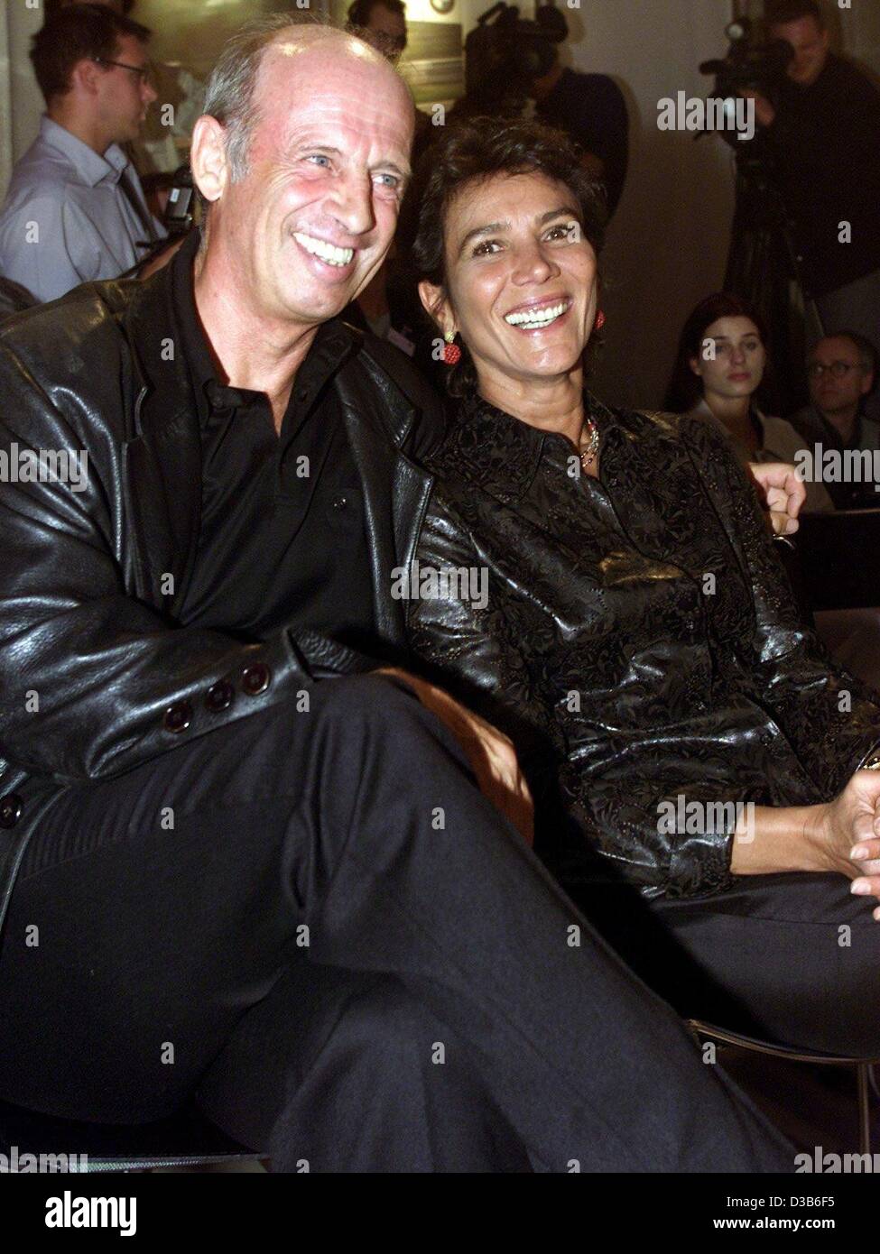 Dpa) - Mode-Hersteller Willy und Sonia Bogner sind alle Lächeln bei einer  BMW-Modenschau in Barcelona, 26. April 2001. Willy Bogner übernahm die  Sportbekleidung und Mode-Unternehmen von seinen Eltern Willy und Maria im