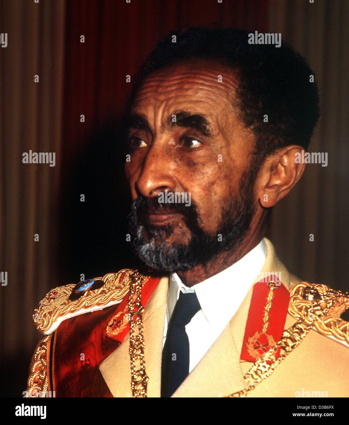 (Dpa-Dateien) - zeigt eine undatierte Datei Bild Kaiser Haile Selassie von Äthiopien während eines Banketts in Addis Abeba. Geboren am 23. Juli 1892 unter dem Namen Tafari, wurde er später Rastafari (Prinz) und Messias der Rastafaris. Wenn er 1930 Regent ernannt wurde, nahm er den Namen von Haile Selassie ("Mi Stockfoto