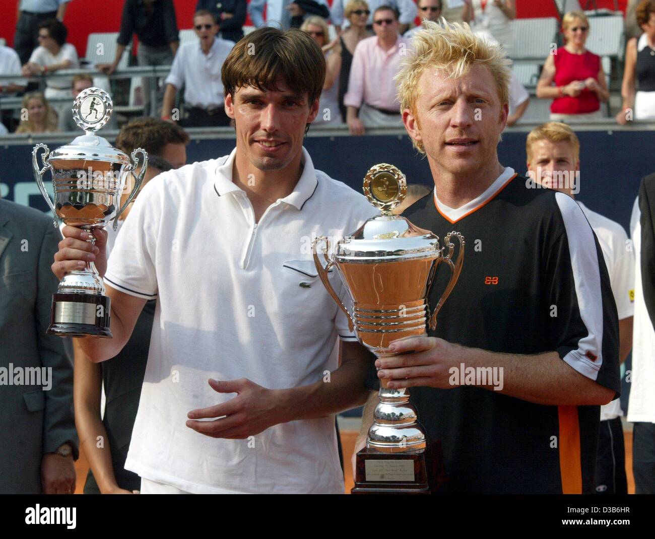 (Dpa) - Sterne deutscher Tennis, Boris Becker (R) und Michael Stich Pose mit ihren Trophäen nach eine Show in Berlin, 25. August 2002 entsprechen. Das Spiel endete 7:5 und 6:4 für Becker. Stockfoto