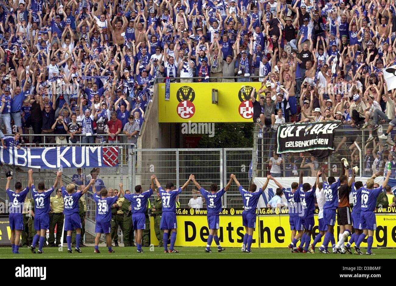 (Dpa) - die Spieler der deutschen Fußball-Club FC Schalke 04 danken ihren Fans für die Unterstützung nach dem Spiel 1. FC Kaiserslautern gegen FC Schalke 04 in Kaiserslautern, Deutschland, 17. August 2002. Das Spiel endete 1:3 (1:0) für Schalke. Stockfoto