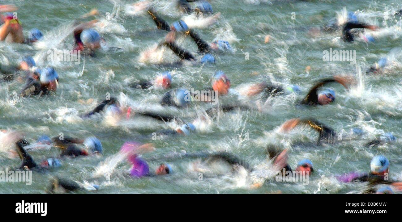 (Dpa) - 1.600 Teilnehmer des ersten Ironman Germany durch die unruhigen Gewässer der "Langener Waldsee" in der Nähe von Frankfurt am Main, 18. August 2002 kämpfen. Die Triathlon-Athleten müssen 3,8 km Schwimmen, 180 km Radfahren und 42,195 laufen (Marathon-Distanz). Lothar Leder aus Darmstadt gewann Stockfoto