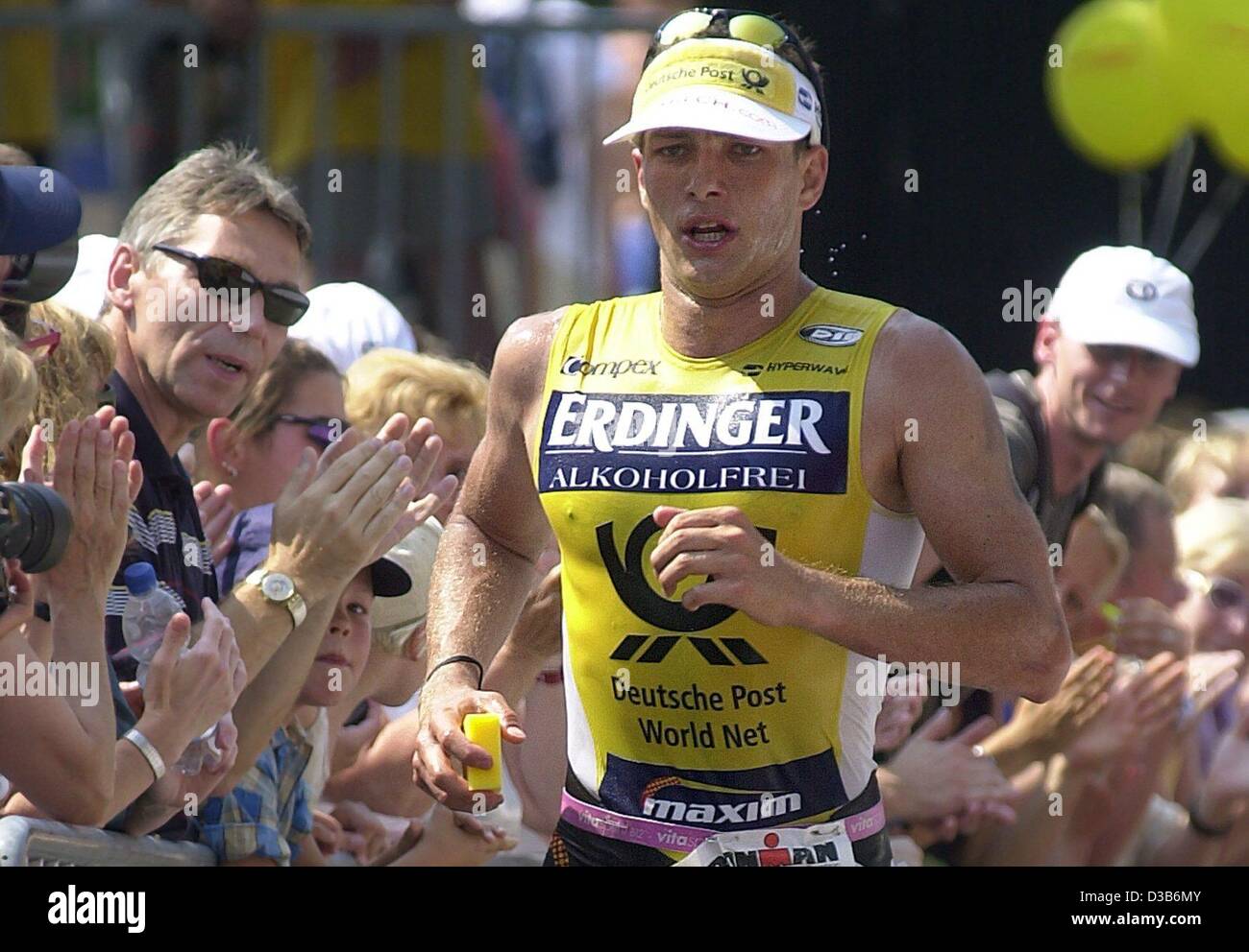 (Dpa) - Lothar Leder aus Darmstadt die führend in der zweiten vor dem letzten laufenden Wettbewerbsrunde Triathlon Ironman Germany in Frankfurt am Main, 18. August 2002. Der 31 Jahre alte Gewinner gehörte zu den Top-Favoriten und erzielte eine Zeit von 8:21. 31, 1 Stunde für 3,8 km Schwimmen, 180 km Radfahren ein Stockfoto