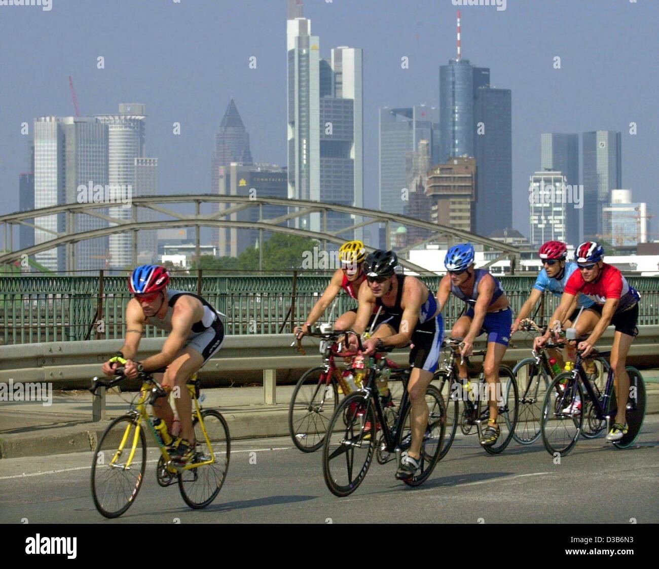 (Dpa) - sechs der 1.600 Teilnehmer an den ersten Ironman Germany beschleunigen durch Frankfurt auf ihren Bikes, 18. August 2002. Die Triathlon-Athleten müssen 3,8 km Schwimmen, 180 km Radfahren und 42,195 laufen (Marathon-Distanz). Lothar Leder aus Darmstadt gewann, erzielte 8:21. 31, 1 Stunde. Stockfoto