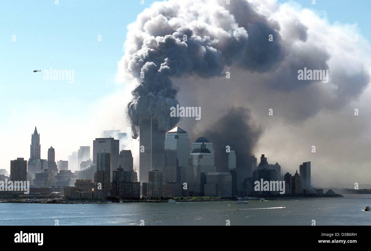 (Dpa) - Wolken von Rauch Aufstieg über Manhattan als die Twin Towers des World Trade Center in New York zusammenbrechen, 11. September 2001. 2.823 Menschen wurden getötet, bevor das WTC mit entführten Flugzeugen islamische Terroristen abstürzte. Zusammen mit 189 Toten im Pentagon Angriff Flugzeug Nr. 3 und die 44 auf b Stockfoto