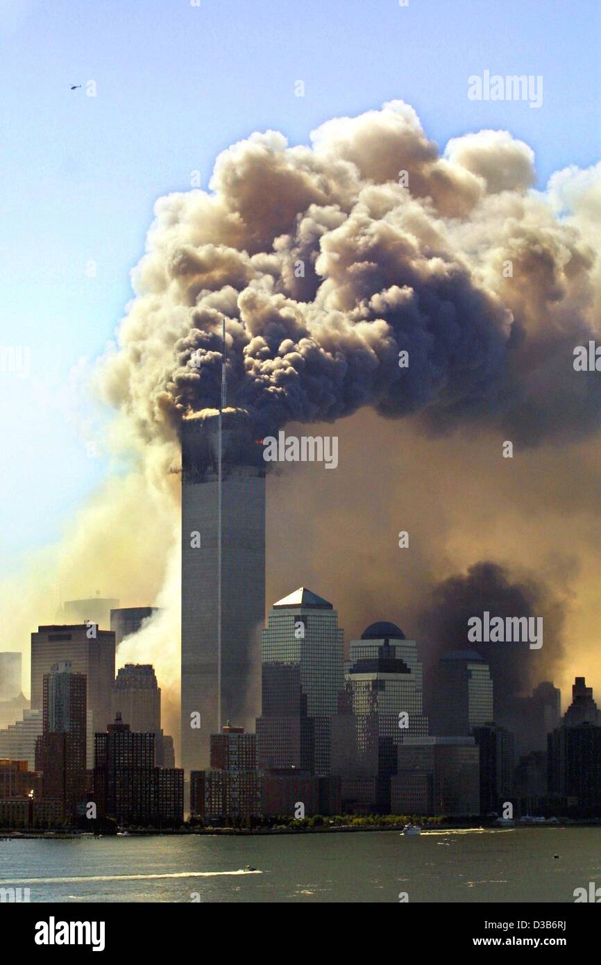 (Dpa) - Wolken von Rauch Aufstieg aus den brennenden oberen Etagen nur bevor die zweite des Zwillings Türme des World Trade Center in New York zusammenbricht, 11. September 2001. 2.823 Menschen wurden getötet, bevor das WTC mit entführten Flugzeugen islamische Terroristen abstürzte. Zusammen mit 189 tot in der Pentago Stockfoto