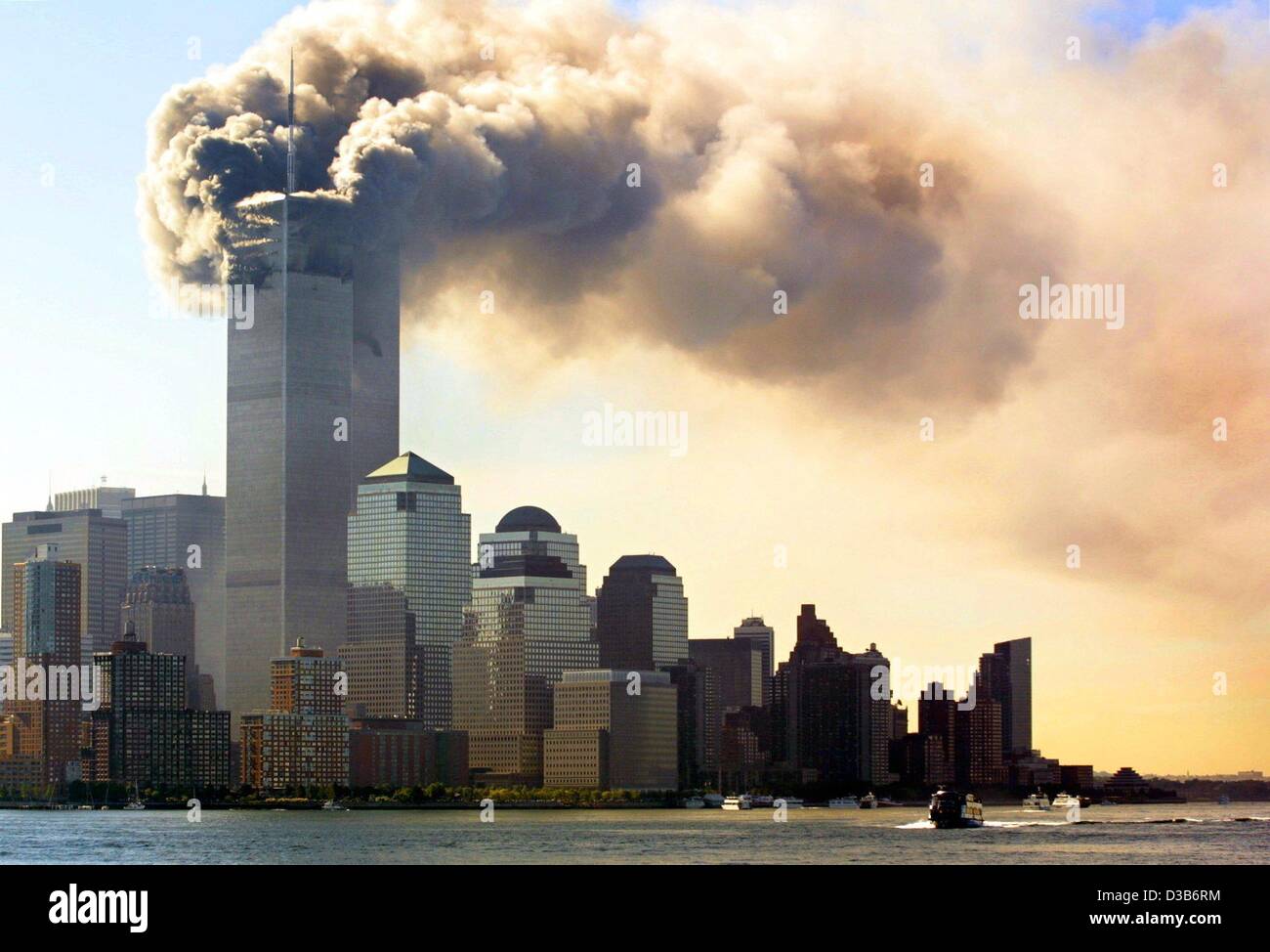 (Dpa) - bevor die Zwillingstürme des World Trade Center in New York zusammenbrechen, Wolken von Rauch Aufstieg aus den brennenden oberen Etagen nur 11. September 2001. 2.823 Menschen wurden getötet, bevor das WTC mit entführten Flugzeugen islamische Terroristen abstürzte. Zusammen mit 189 Toten im Pentagon Angriff von pla Stockfoto