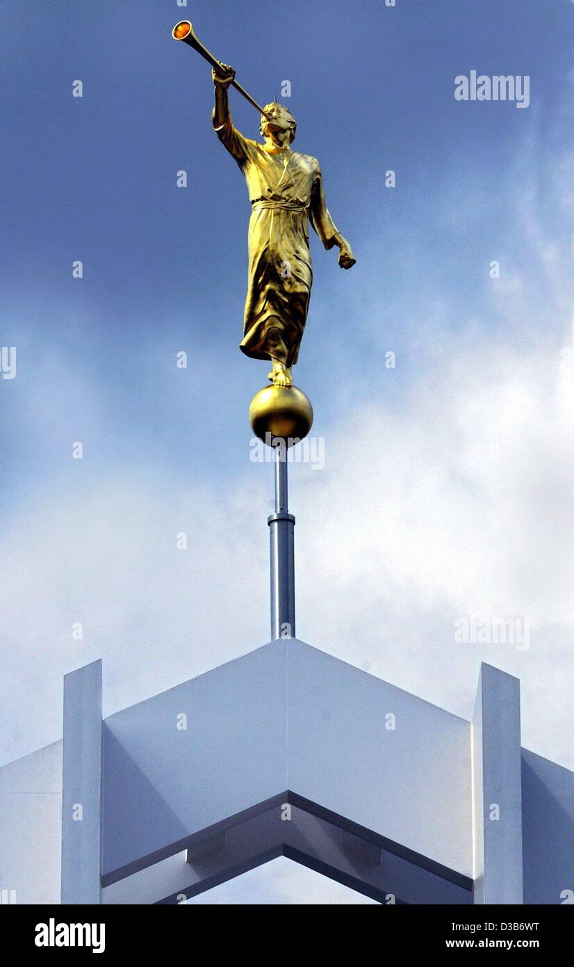 (Dpa) - die vergoldete Statue des Engels Moroni ist bereits eingerichtet, oben auf dem Turm von der bald zu Mormonen Tempel in Freiberg, Ostdeutschland, 7. August 2002 abgeschlossen sein. Der Tempel bereits zu den Zeiten des DDR-Regimes im Jahr 1985 errichtet worden und wurde nun auf die doppelte Größe erweitert. Von 17 bis 31 Stockfoto