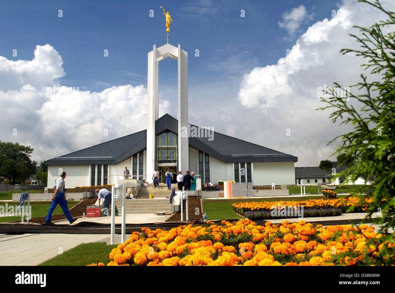 (Dpa) - Bauarbeiter und Gärtner arbeiten auf die bald um mormonische Tempel in Freiberg, Ostdeutschland, 7. August 2002 abgeschlossen sein. Der Tempel bereits zu den Zeiten des DDR-Regimes im Jahr 1985 errichtet worden und wurde nun auf die doppelte Größe erweitert. Von 17 bis 31 August werden für die Publ geöffnet Stockfoto
