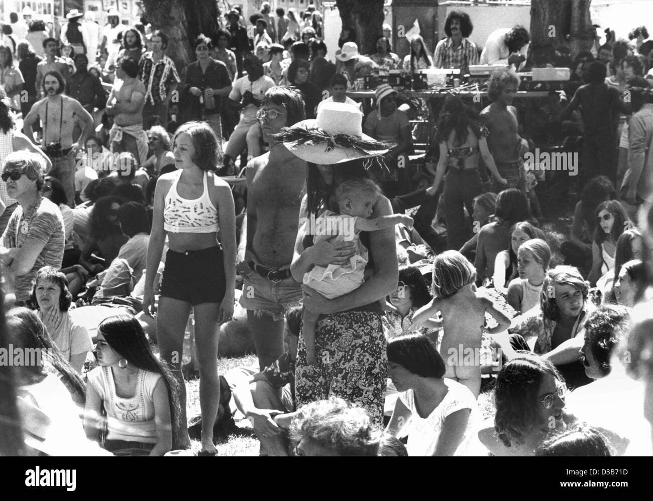 (Dpa-Dateien) - Hippies besuchen eine Pop-Festival in San Francisco, Kalifornien, am Anfang der 1970er Jahre. Stockfoto