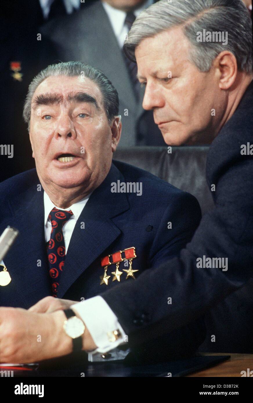 (Dpa-Dateien) - Leonid Brezhnev, Generalsekretär der sowjetischen kommunistischen Partei und Präsident der UdSSR, spricht, wie Bundeskanzlerin neben ihm in Bonn, Bundesrepublik Deutschland, im Mai 1978 steht. Breschnew bezahlt einen Staatsbesuch nach Deutschland. Stockfoto