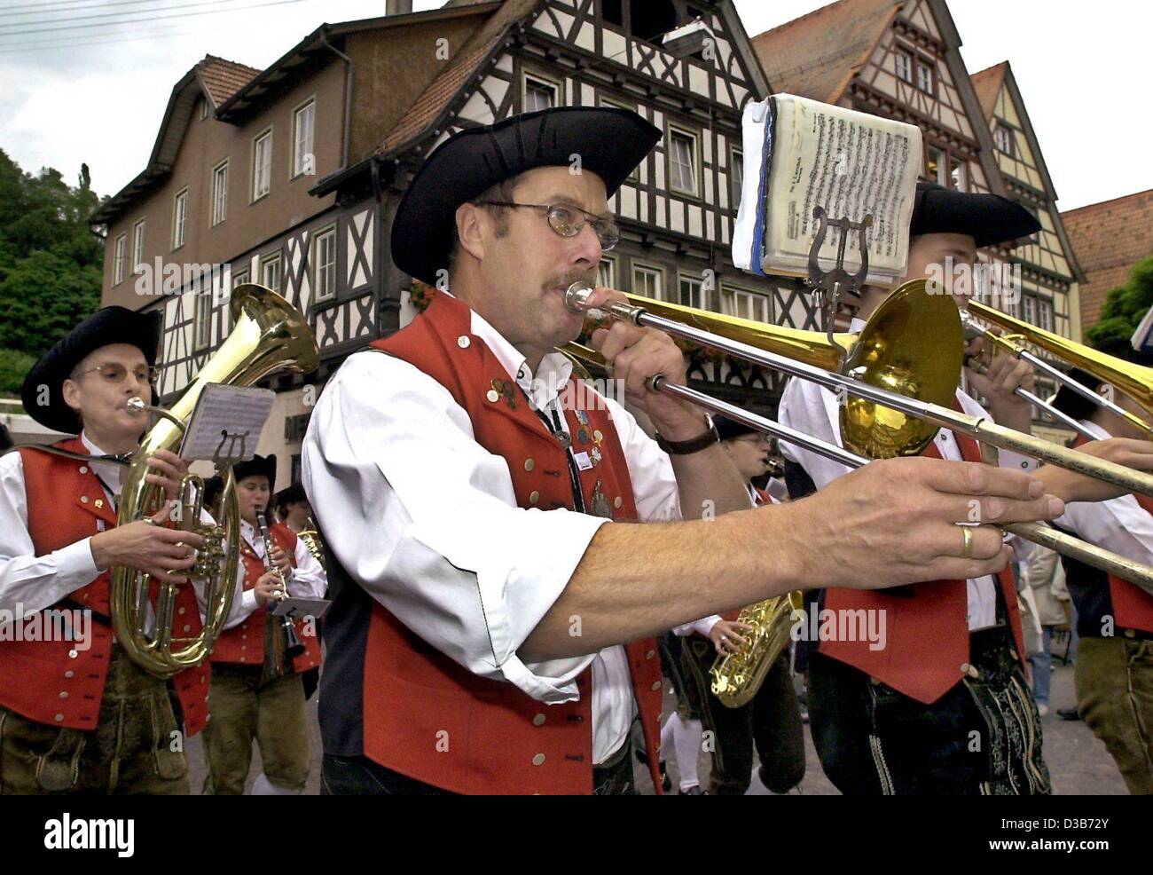 (Dpa) - marschiert eine traditionelle Blaskapelle durch die Stadt Calw, Deutschland, feiert seinen berühmten Sohn, Nobelpreis Nobelpreisträger Hermann Hesse (1877-1962), 2. Juli 2002. Der Tag markiert den 125. Geburtstag des deutschen Autors.  Hessen erreicht internationale Anerkennung mit Romanen wie "Siddharta" und Stockfoto