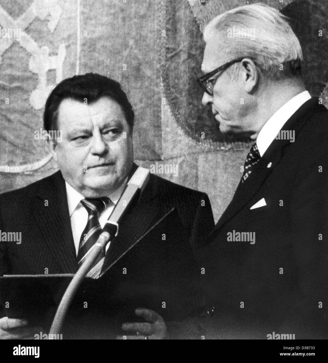 (Dpa-Dateien) - Franz Josef Strauß, Führer von der christlich sozialen Union (CSU), wird vereidigt als neuen bayerischen Ministerpräsidenten von Franz Heubl, Präsident des deutschen regionalen Parlaments, in München, 6. November 1978. Strauß blieb bis zu seinem Tod am 3. Oktober 1988 Premier von Bayern. Stockfoto