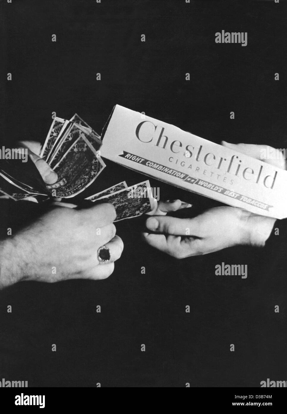 (Dpa-Dateien) - eine symbolische Foto zeigt, wie ein Karton von Chesterfield Zigaretten für Bargeld, abgebildet in Deutschland, 1946 ausgetauscht werden. Im Nachkriegsdeutschland waren Zigaretten begehrte Güter auf den Schwarzmärkten. Stockfoto