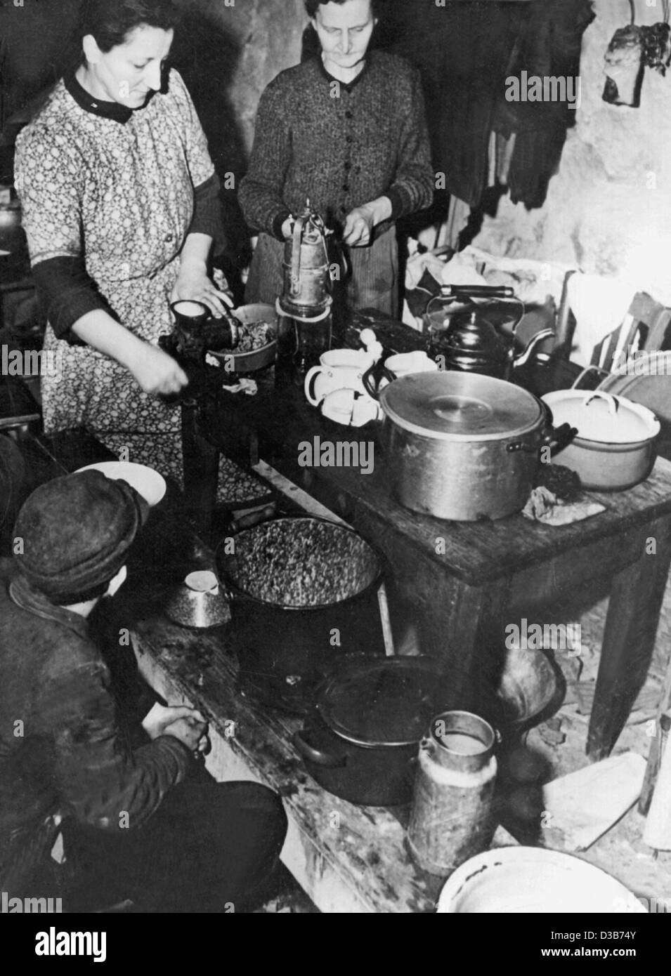 (Dpa-Dateien) - Frauen bereiten eine Mahlzeit in eine karge Küche im Nachkriegsdeutschland, 1946. Stockfoto