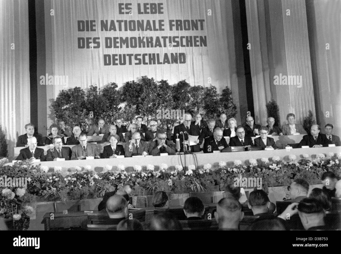 (Dpa-Dateien) - liest Wilhelm Pieck das Manifest, welches verkündet, dass alle Parteien und Massenorganisationen auf die Gründung der Deutschen Demokratischen Republik, während eines Treffens der Deutschen Volksrat (Volksrat) des sowjetischen Sektors in Ost-Berlin, 7. Oktober 1949 geeinigt haben. Der Slogan auf th Stockfoto