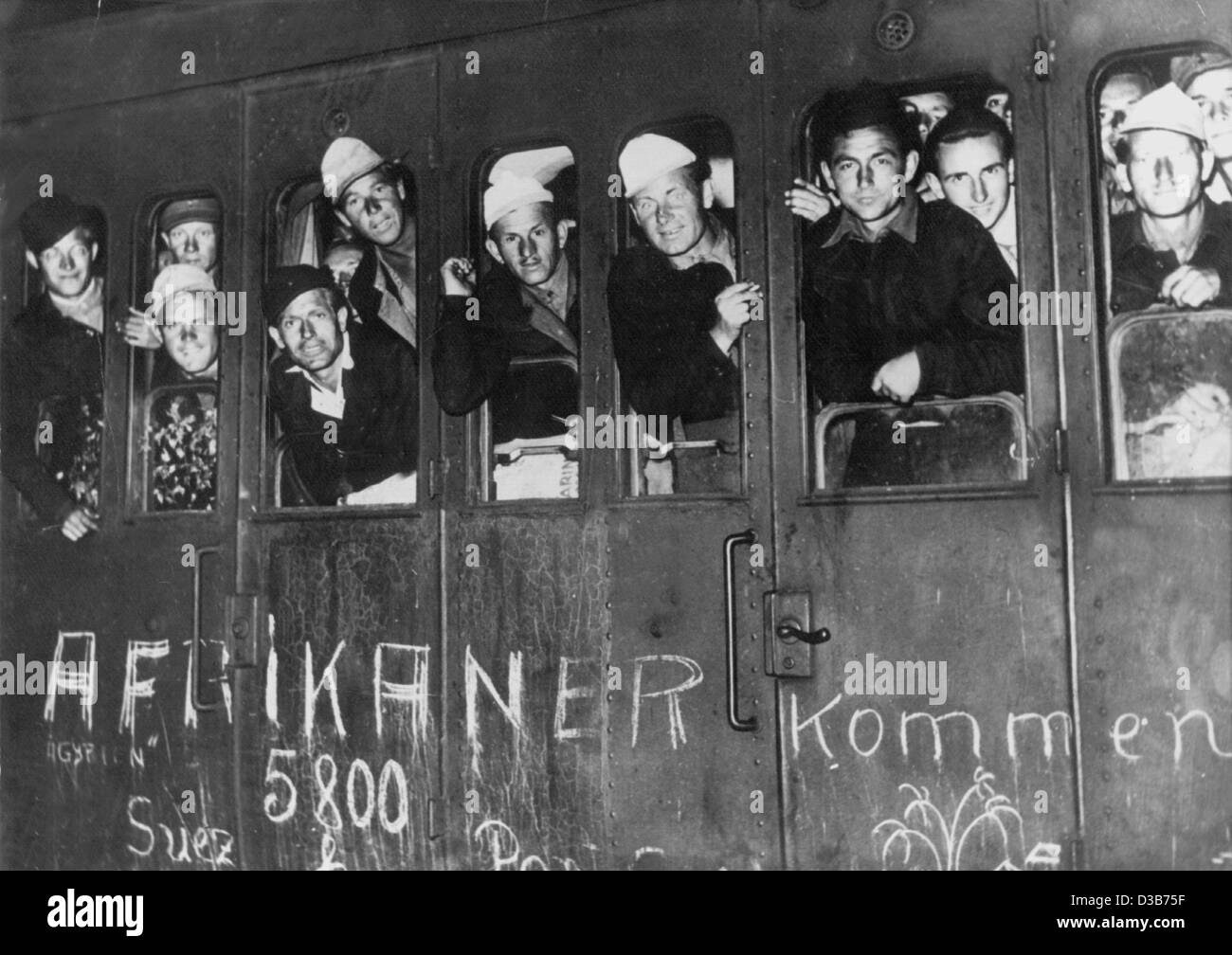 (Dpa-Dateien) - die erste von einigen 600 deutsche Kriegsgefangene aus Afrika kommen am Bahnhof Grunewald in Berlin, 24. Juni 1947. Die deutschen Soldaten wurden 1942 während der Schlacht von Al-ihre gefangen genommen. Stockfoto