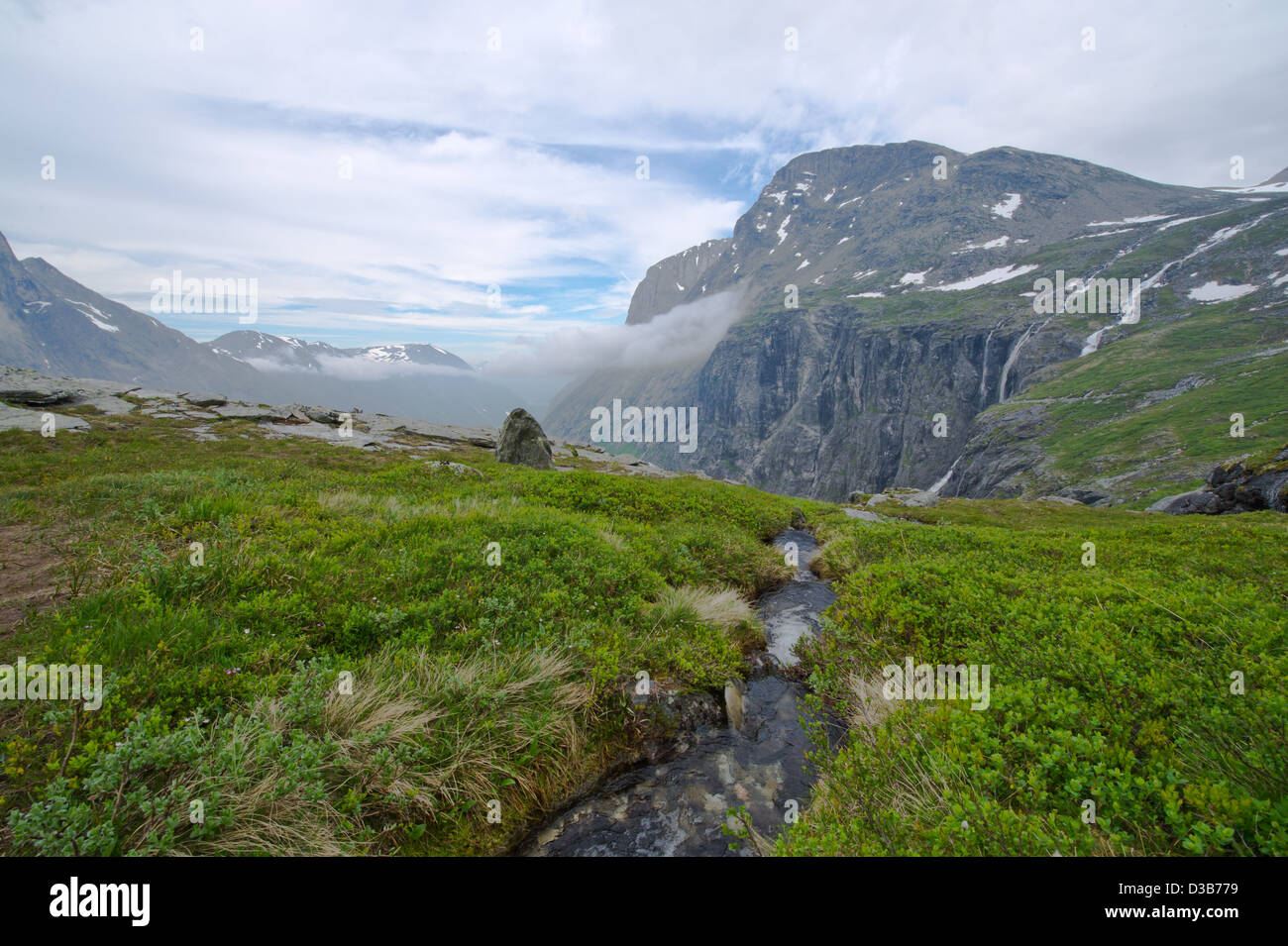 Sommerlandschaft. Blauer Himmel, Fjord und Gebirge Stockfoto