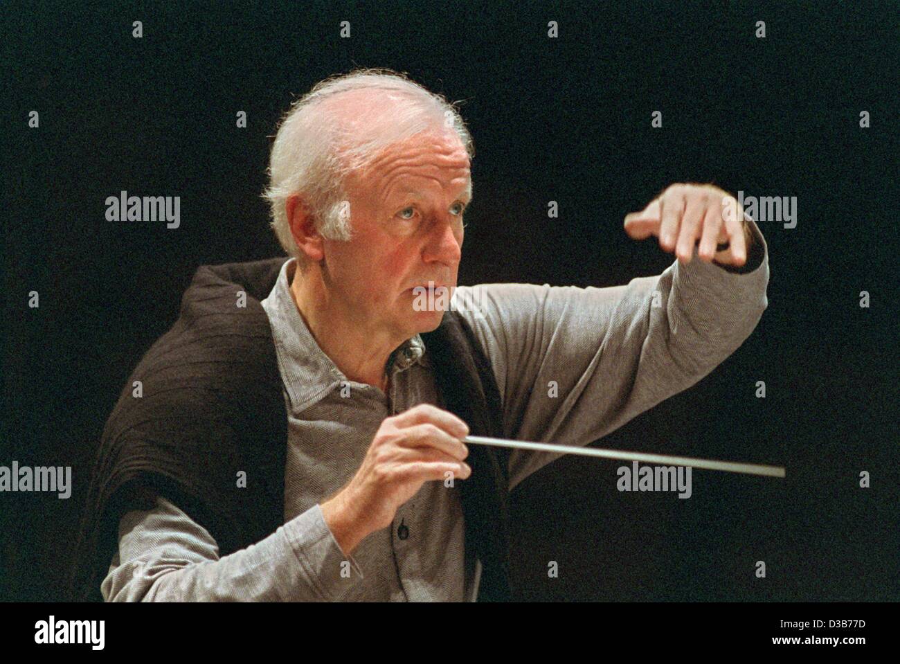 (Dpa) - deutschen Dirigenten Gerd Albrecht mit der Kölner Philharmonie in Leverkusen, Deutschland, 4. Dezember 2002 probt. Stockfoto