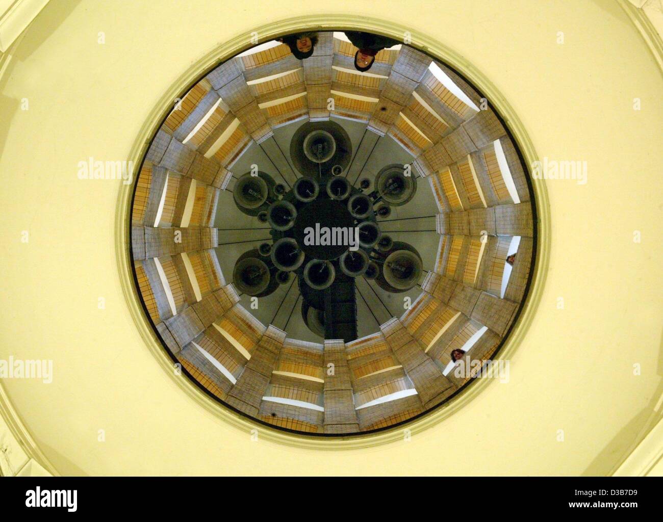 (Dpa) - herabblicken Besucher von der Treppe des Turms von dem französischen Dom in Berlin, 6. Dezember 2002. Das historische Wahrzeichen in der Nähe von Gendarmenmarkt ist ein beliebtes Ziel für Sightseeing. Stockfoto