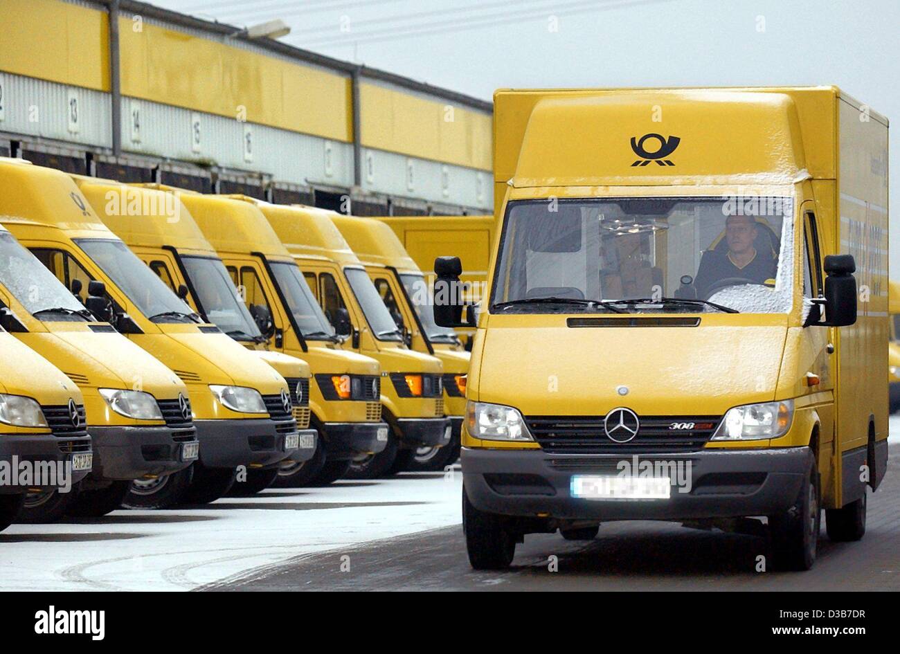 (Dpa) - morgens die ersten Lieferwagen der Deutschen Post aus der Paket-Auslieferungszentrum in Rostock, Deutschland, 17. Dezember 2002. Am Gipfel vor Weihnachten bringt die Deutsche Post dreimal mehr Pakete als an normalen Tagen. Stockfoto