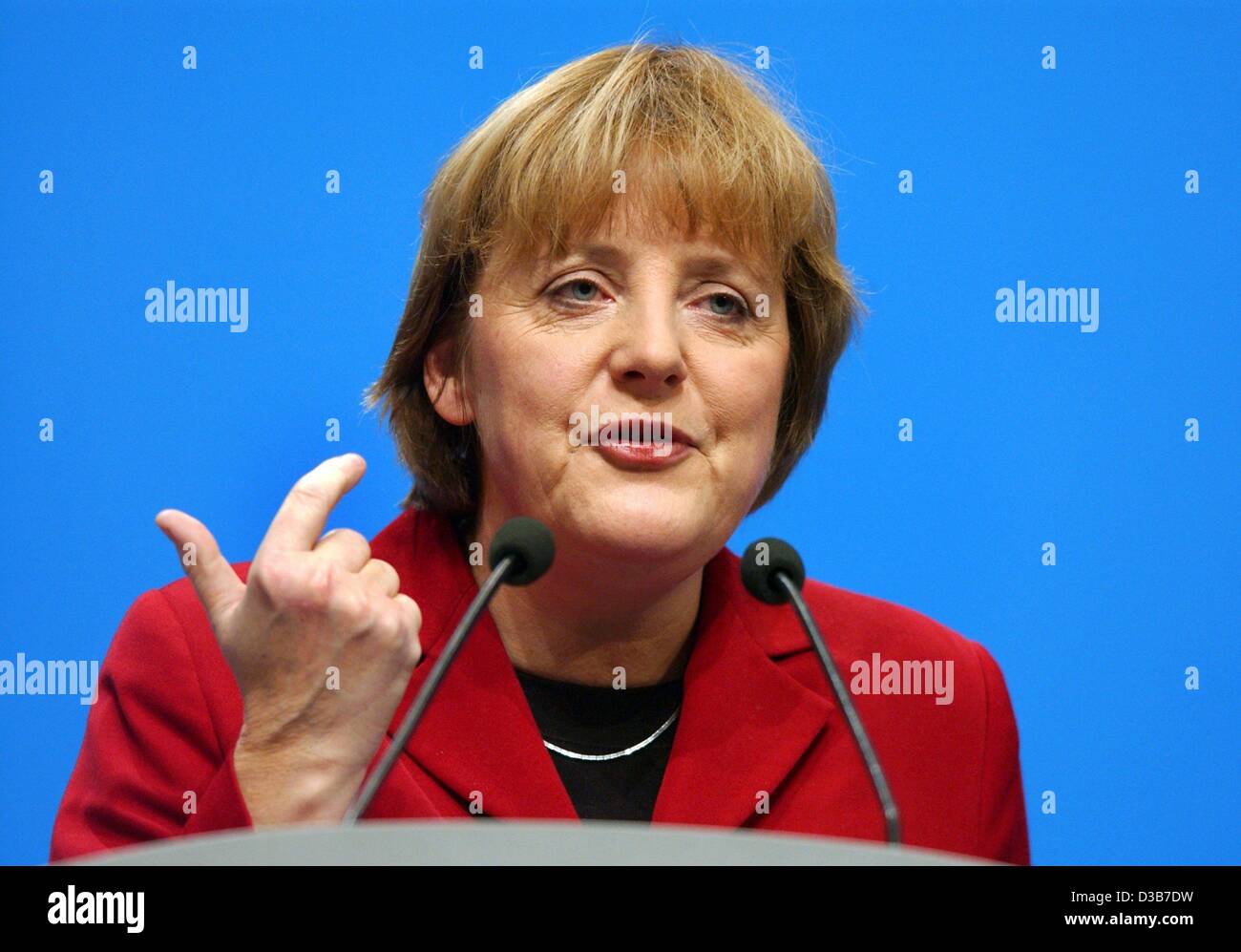 (Dpa) - spricht die CDU-Vorsitzende Angela Merkel während dem CSU-Parteitag in München, 22. November 2002. Unter dem Motto "Verlaessliche Politik - Stabilitaet Fuer Unser Land!" (verlässliche Politik - Stabilität für unser Land!) die CDU/CSU definiert ihre Aufgaben als Oppositionspartei. Stockfoto