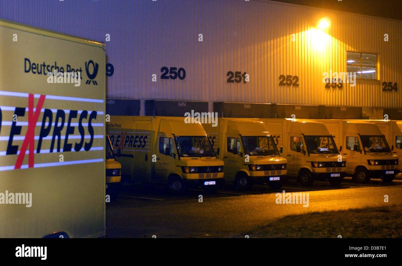 (Dpa) - der erste Lieferwagen der Deutschen Post starten am Morgen von der Parzelle Auslieferungszentrum in Osterweddingen, Deutschland, 17. Dezember 2002. Am Gipfel vor Weihnachten bringt die Deutsche Post dreimal mehr Pakete als an normalen Tagen. Stockfoto