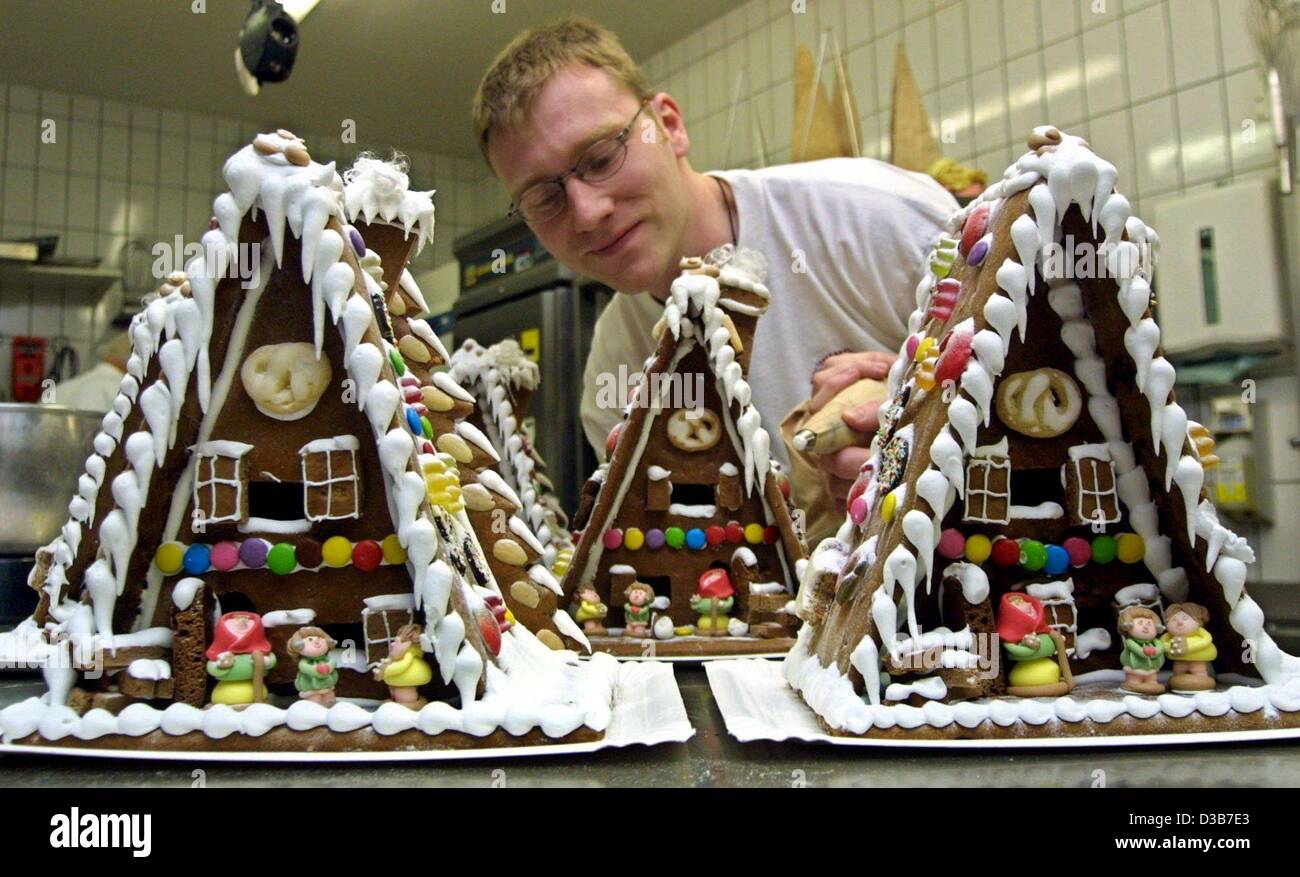 (Dpa) - Konditor Rene Silberbach endet ein Lebkuchenhaus in einer Konditorei in Wernigerode, Deutschland, 19. November 2002. Die leckeren Häuser sind eine Lieblings süße Weihnachtszeit. Stockfoto