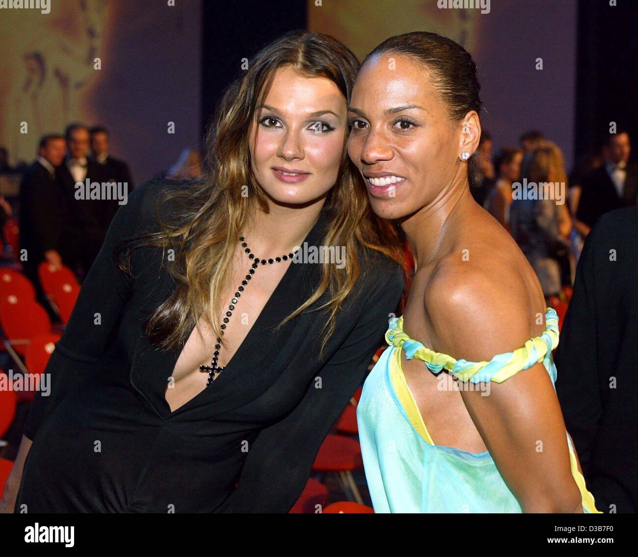 (Dpa) - deutsche Schwimmerin Franziska van Almsick (L) und Barbara Becker, Ex-Frau des deutschen Tennis-Star, abgebildet bei der Bambi-Award-Show im Estrel Convention Center in Berlin, 21. November 2002. Etwa 1.000 geladene Gäste nahmen an der 54. Bambi-Unterhaltung-Preisverleihung, organisiert von Stockfoto
