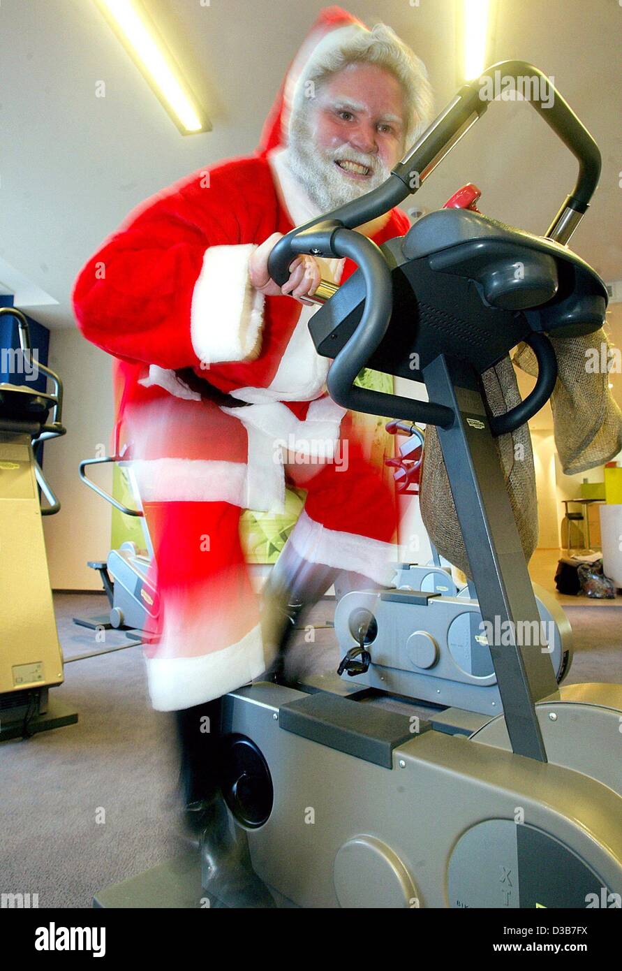(Dpa) - ein Mann, der als Weihnachtsmann verkleidet klappt in einem Fitness-Studio in Berlin, 18 November 2002. Santa muss fit für Weihnachten, da die Lieferung von Geschenken kann harte Arbeit sein... Stockfoto