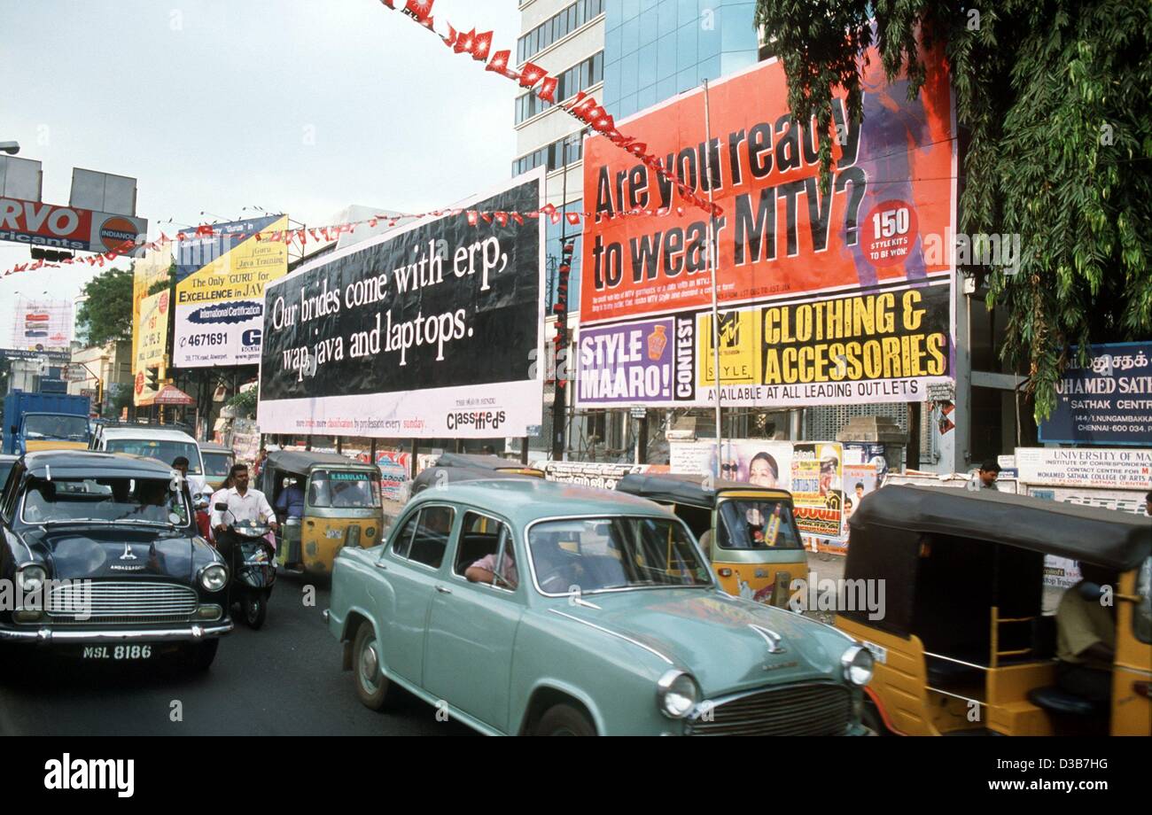 (Dpa) - Taxis auf drei Rädern, Motorräder und Autos fahren vorbei an riesigen Plakaten in der Metropole Chennai (früher Madras), Indien, 2001. Stockfoto