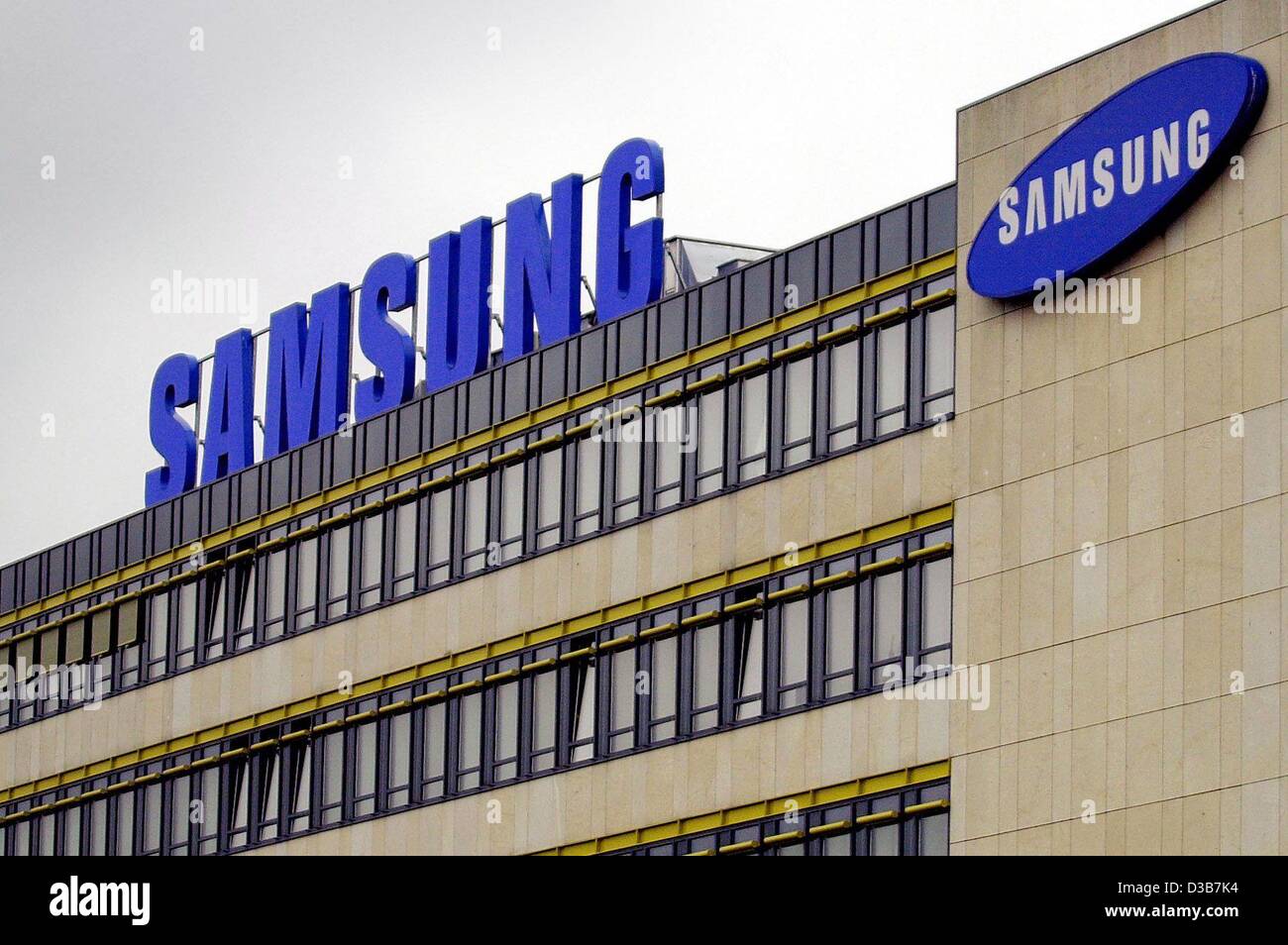 (Dpa) - der Samsung Gebäude in Schwalbach in der Nähe von Frankfurt am Main, 17. Dezember 2002. Der Hightech-Konzern Samsung letztes Jahr seine globale Marktwert um 22 Prozent gesteigert. Samsung ist der weltweit fünftgrößte Unternehmen mit 175.000 Beschäftigten und einem Jahresumsatz von 130 Milliarden Euro. Stockfoto