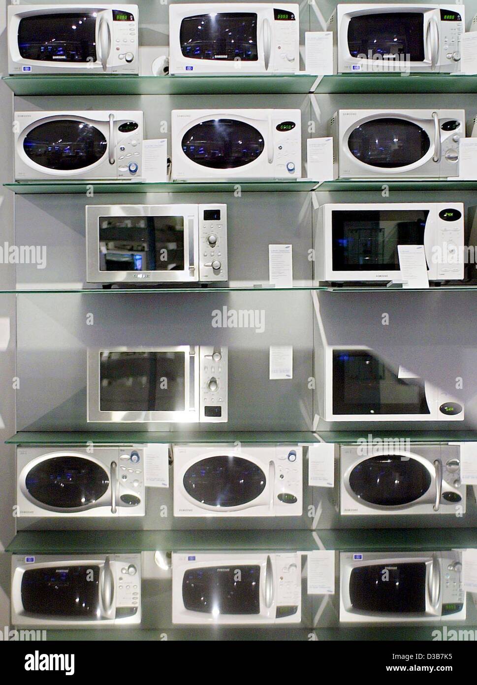 (Dpa) - Mikrowellen von Samsung in Schwalbach bei Frankfurt, 17. Dezember 2002. Der Hightech-Konzern Samsung letztes Jahr seine globale Marktwert um 22 Prozent gesteigert. Samsung ist der weltweit fünftgrößte Unternehmen mit 175.000 Beschäftigten und einem Jahresumsatz von 130 Milliarden Euro. Stockfoto