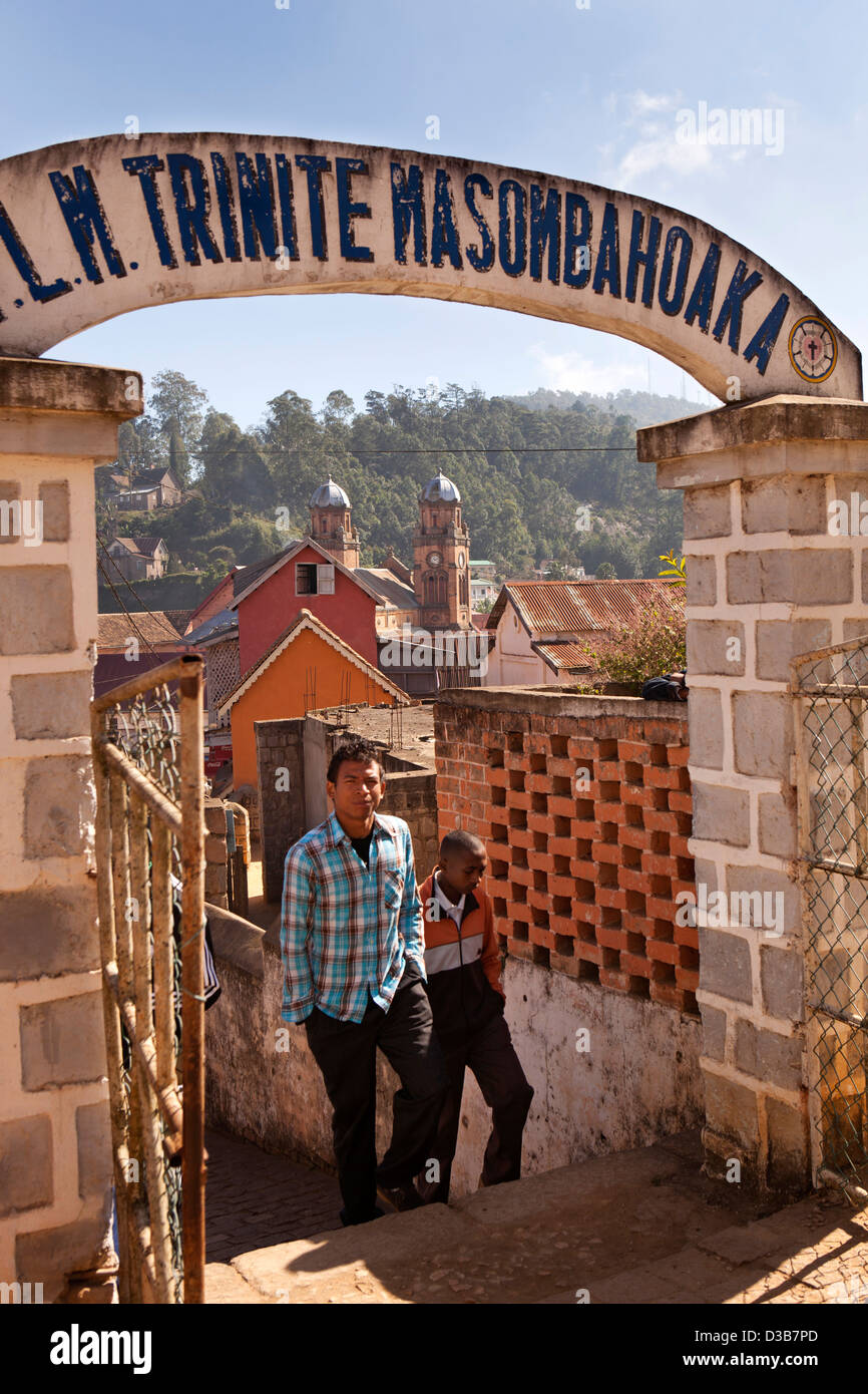 Madagaskar, Fianarantsoa, Oberstadt, Haute-Ville, Männer zu Fuß durch kirchliche gateway Stockfoto