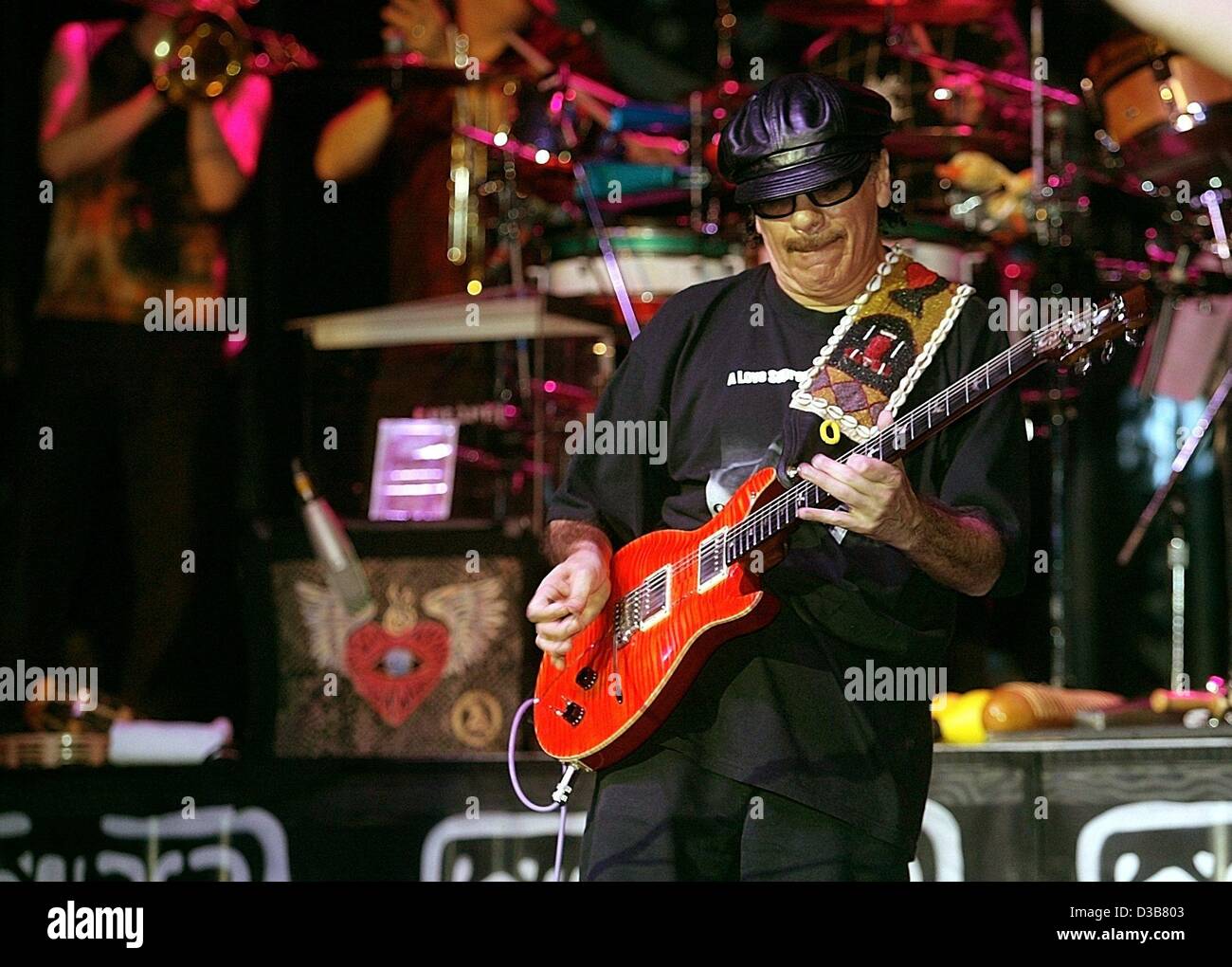 (Dpa) - mexikanische Gitarrist und Sänger Carlos Santana führt während des Konzerts "Santana & Freunde" in München, 9. Dezember 2002. Stockfoto