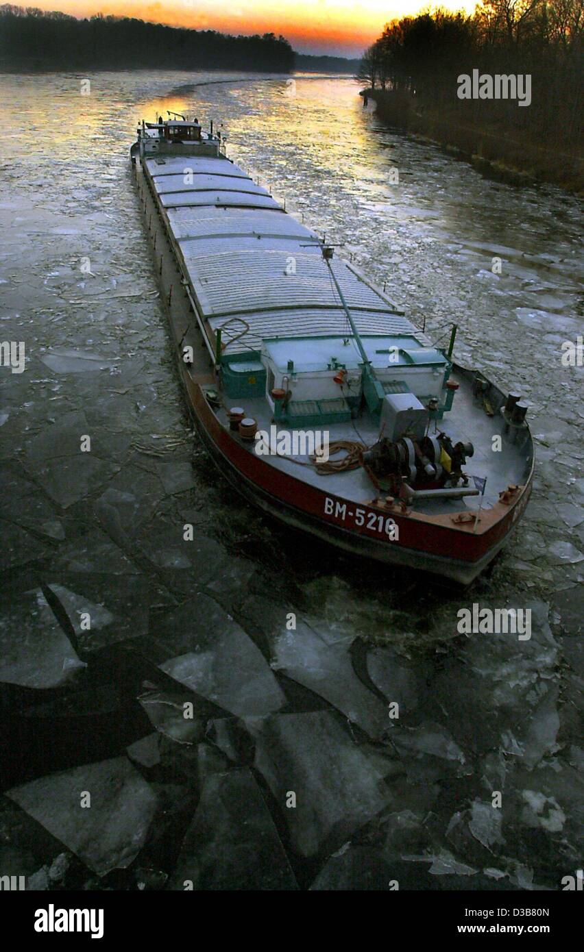 (Dpa) - ein Schiff macht seinen Weg durch die Eisschollen schwimmen auf dem gefrorenen See Lehnitz bei Oranienburg, Deutschland, 10. Dezember 2002. Versand weiterhin auf deutschen Wasser Straßen, aber wenn die Temperaturen unter dem Gefrierpunkt bleiben und Eisschichten mehr als zehn Zentimeter dick werden, alle im inland navigatio Stockfoto