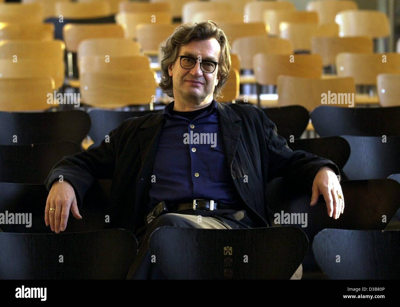 (Dpa) - deutsche Filmemacher Wim Wenders sitzt in einem Hörsaal der Akademie der Künste in Hamburg, 12. Dezember 2002. Es war sein erster Tag als Professor an der Akademie, wo er in den Medien unterrichten wird. Der 57-j hrige lebt die meiste Zeit in den Vereinigten Staaten begann seine Karriere in Deutschland Stockfoto