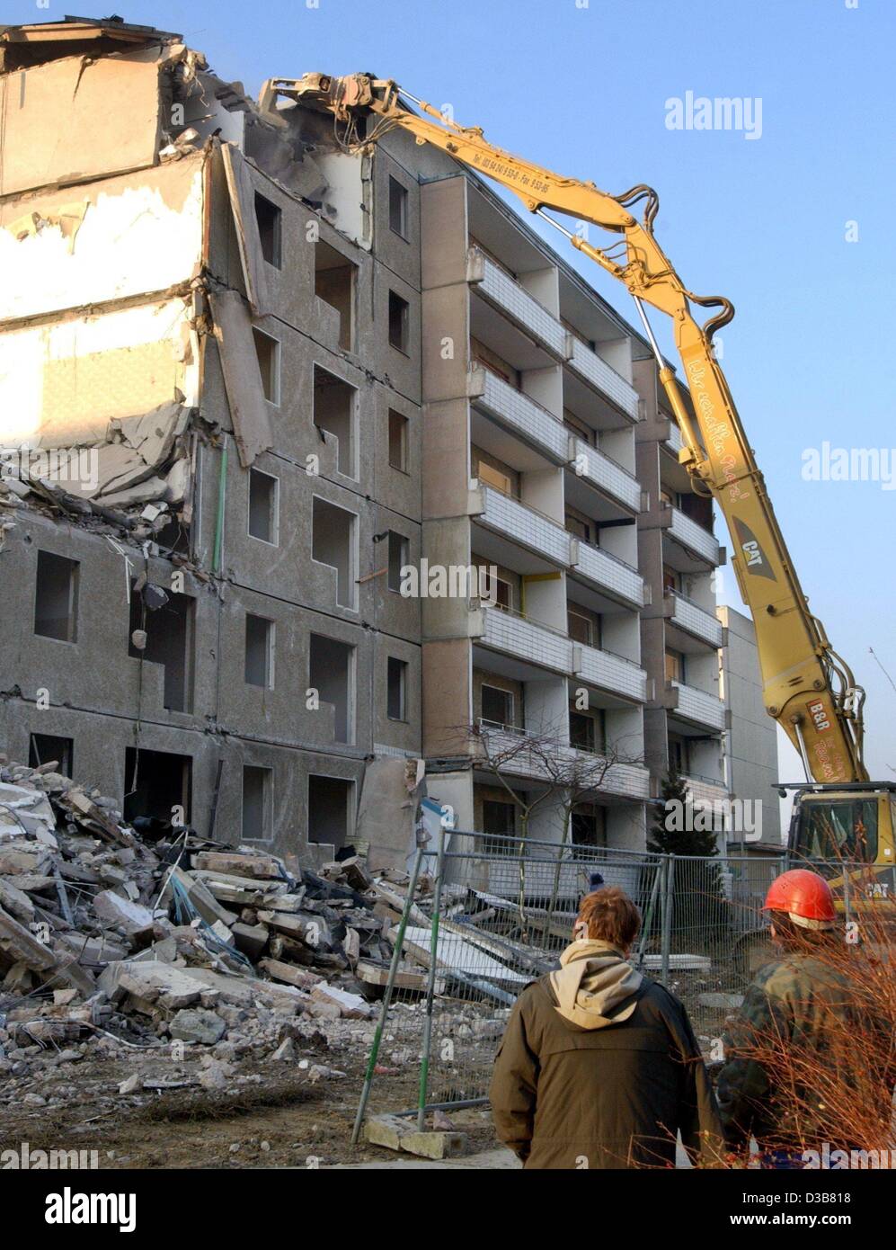 (Dpa) - "Plattenbau" Wohngebiete (industriell vorgefertigtes Template Gebäude) die während der Zeiten der ehemaligen DDR errichtet wurden in Halberstadt, Ostdeutschland, 10. Dezember 2002 abgerissen werden. Einige 200.000 Wohnungen stehen leer im Bundesland Sachsen-Anhalt, die 15 Prozent der Gesamtbevölkerung ist. Stockfoto