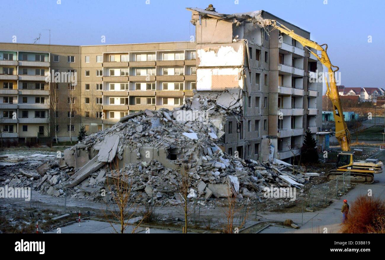 (Dpa) - "Plattenbau" Wohngebiete (industriell vorgefertigtes Template Gebäude) die während der Zeiten der ehemaligen DDR errichtet wurden in Halberstadt, Ostdeutschland, 10. Dezember 2002 abgerissen werden. Einige 200.000 Wohnungen stehen leer im Bundesland Sachsen-Anhalt, die 15 Prozent der Gesamtbevölkerung ist. Stockfoto