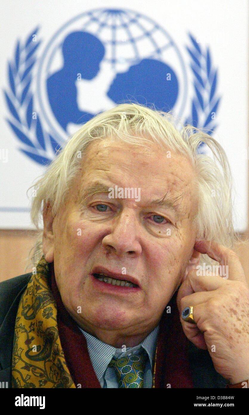 (Dpa) - Sir Peter Ustinov, britischer Schauspieler und Botschafter der UNICEF, das Kinderhilfswerk der Vereinten Nationen, stellt den Jahresbericht des Fonds bei einer Pressekonferenz in Berlin, 11. Dezember 2002. UNICEF fordert, dass die Kinder der Welt ein größeres Mitspracherecht bei Entscheidungen über ihr Leben haben. Uns Stockfoto