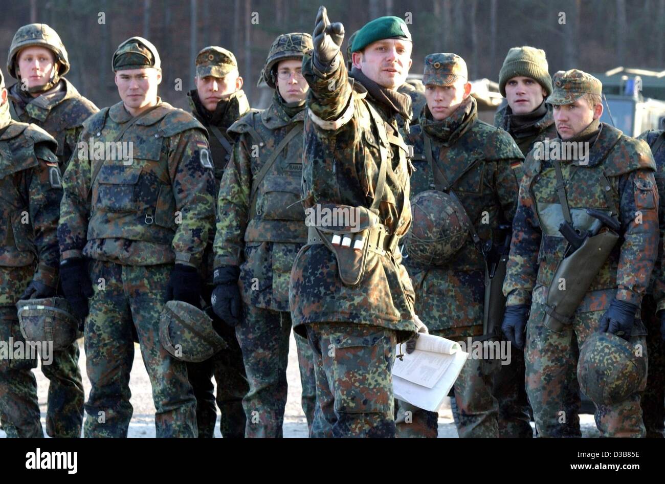Soldaten der Bundeswehr werden von einem Offizier in Hammelburg, Deutschland, 9. Dezember 2002 angewiesen. Der Infanterieschule in Hammelburg ist die wichtigsten Bildungs- und Ausbildung Faciliy für die deutsche Armee. Hier befindet sich auch das Ausbildungszentrum für die deutsche UN-Task-Forces. Über 1.700 Soldaten Stockfoto