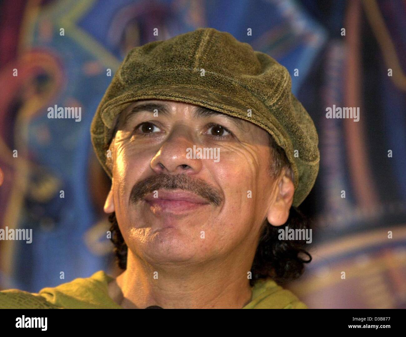 Der mexikanische Gitarrist und Sänger Carlos Santana ist abgebildet, während einer Pressekonferenz in München am 9. Dezember 2002. Carlos Santana sagt über den Erfolg seines neuen Albums "Schamanen", die im Oktober 2002 veröffentlicht wurde und bereits 4 Millionen Kopien weltweit verkauft. Stockfoto