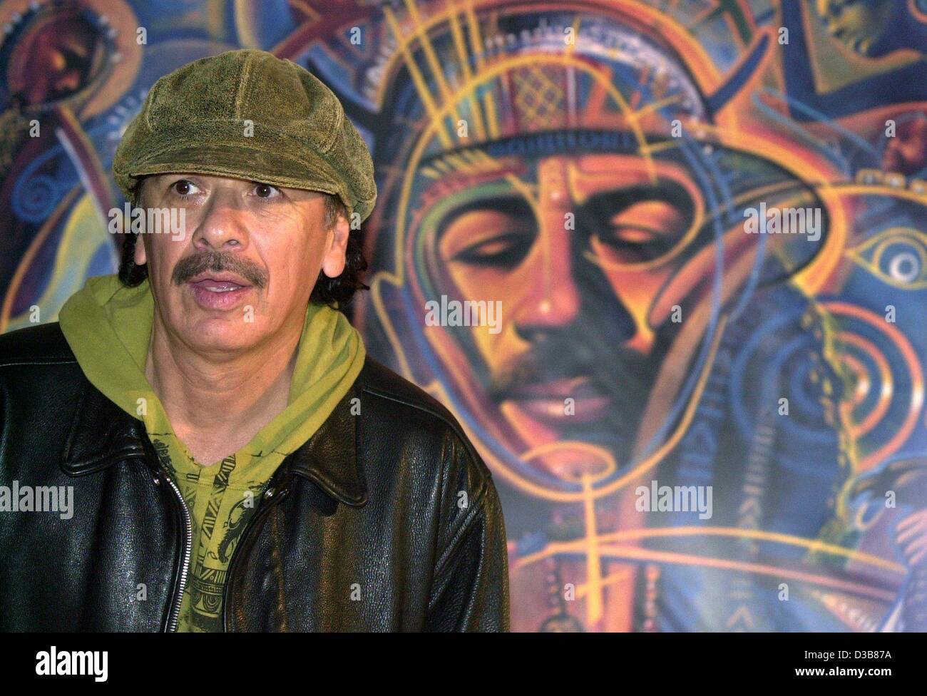 Der mexikanische Gitarrist und Sänger Carlos Santana ist abgebildet, während einer Pressekonferenz in München am 9. Dezember 2002. Carlos Santana sagt über den Erfolg seines neuen Albums "Schamanen", die im Oktober 2002 veröffentlicht wurde und bereits 4 Millionen Kopien weltweit verkauft. Stockfoto