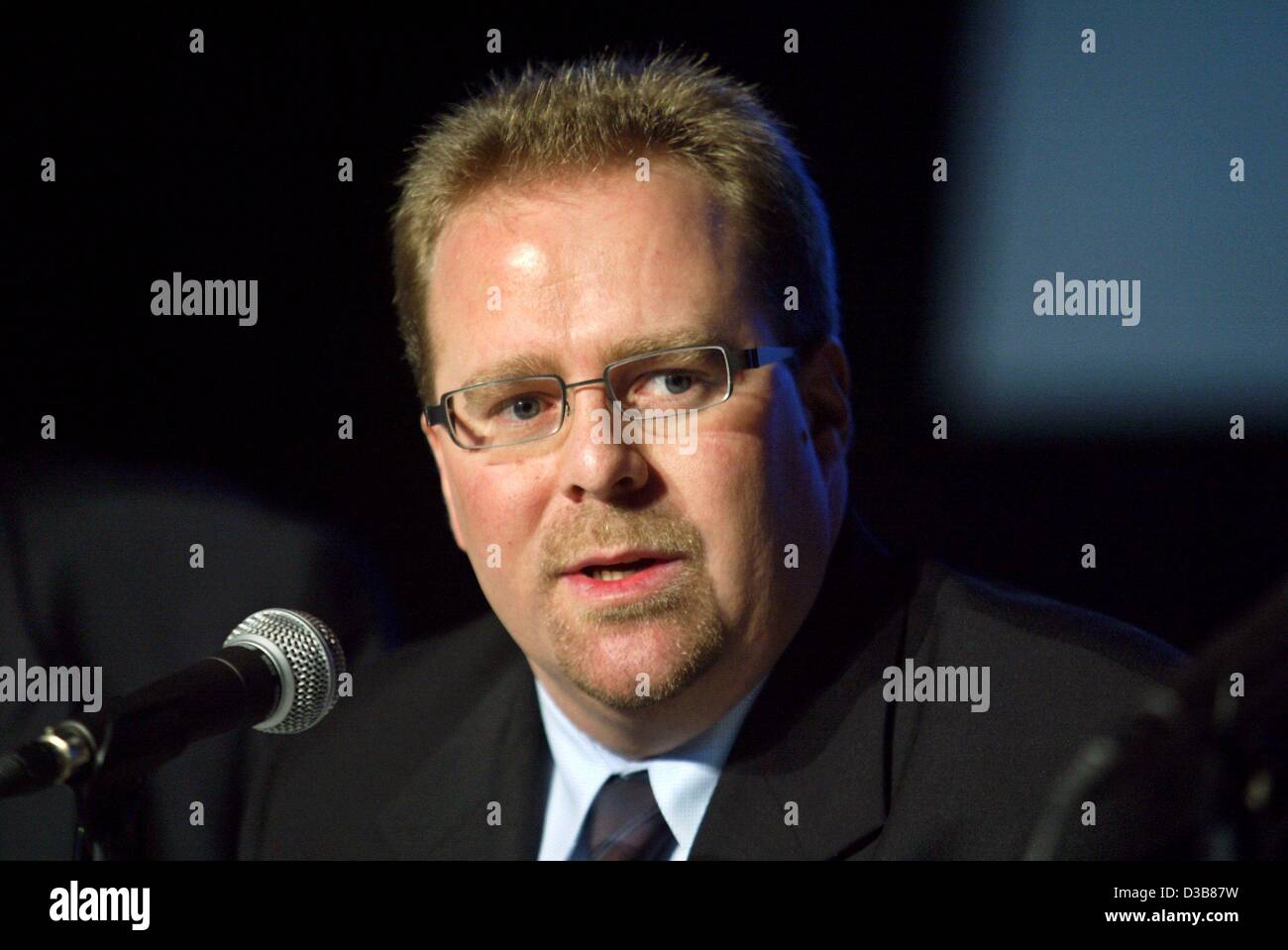 (Dpa) - Travis Rutherford, Senior Vice President Metro-Goldwyn-Mayer Studios, spricht während einer Pressekonferenz für die Space Park Bremen in Bremen, Deutschland, 6. November 2002. Der Space Park, mit der US-Science-Fiction-Fernsehserie "Stargate" und "Star Trek: Voyager", in s geöffnet werden soll Stockfoto