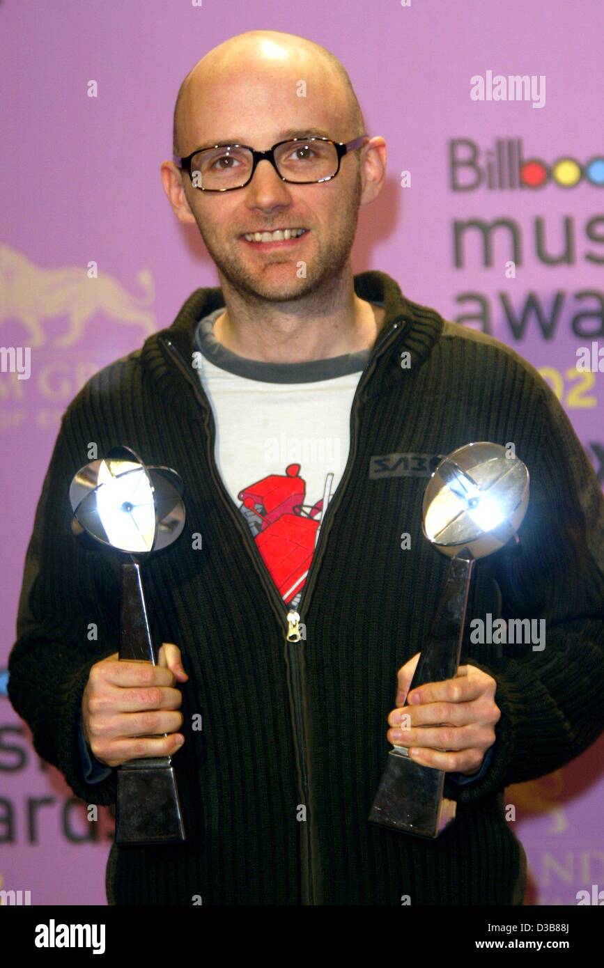 Us Sanger Moby Warum Mein Herz Fuhlt Sich So Schlecht James Bond Theme Porzellan Posiert Mit Zwei Auszeichnungen Nach Der Billboard Awards Zeremonie In Las Vegas Am 9 Dezember 2002 Stockfotografie Alamy