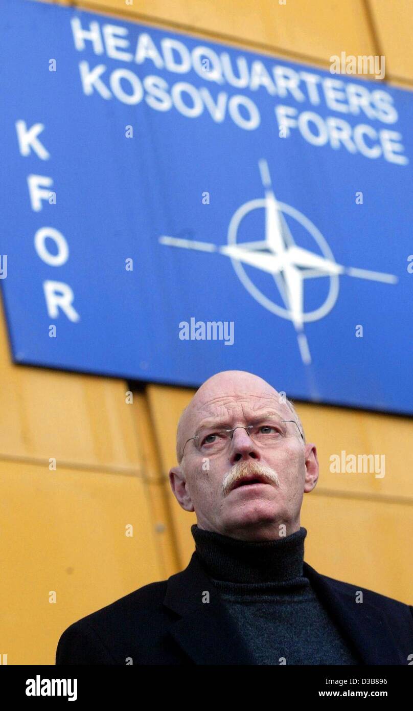 Der deutsche Verteidigungsminister Peter Struck steht vor der Zentrale der "Kososvo Kraft" in Pristina am 6. Dezember 2002. Der Minister ist bei einem aktuellen zweitägigen Besuch im Kosovo zu deutschen Soldaten mit der KFOR-Truppen dort stationiert. Stockfoto
