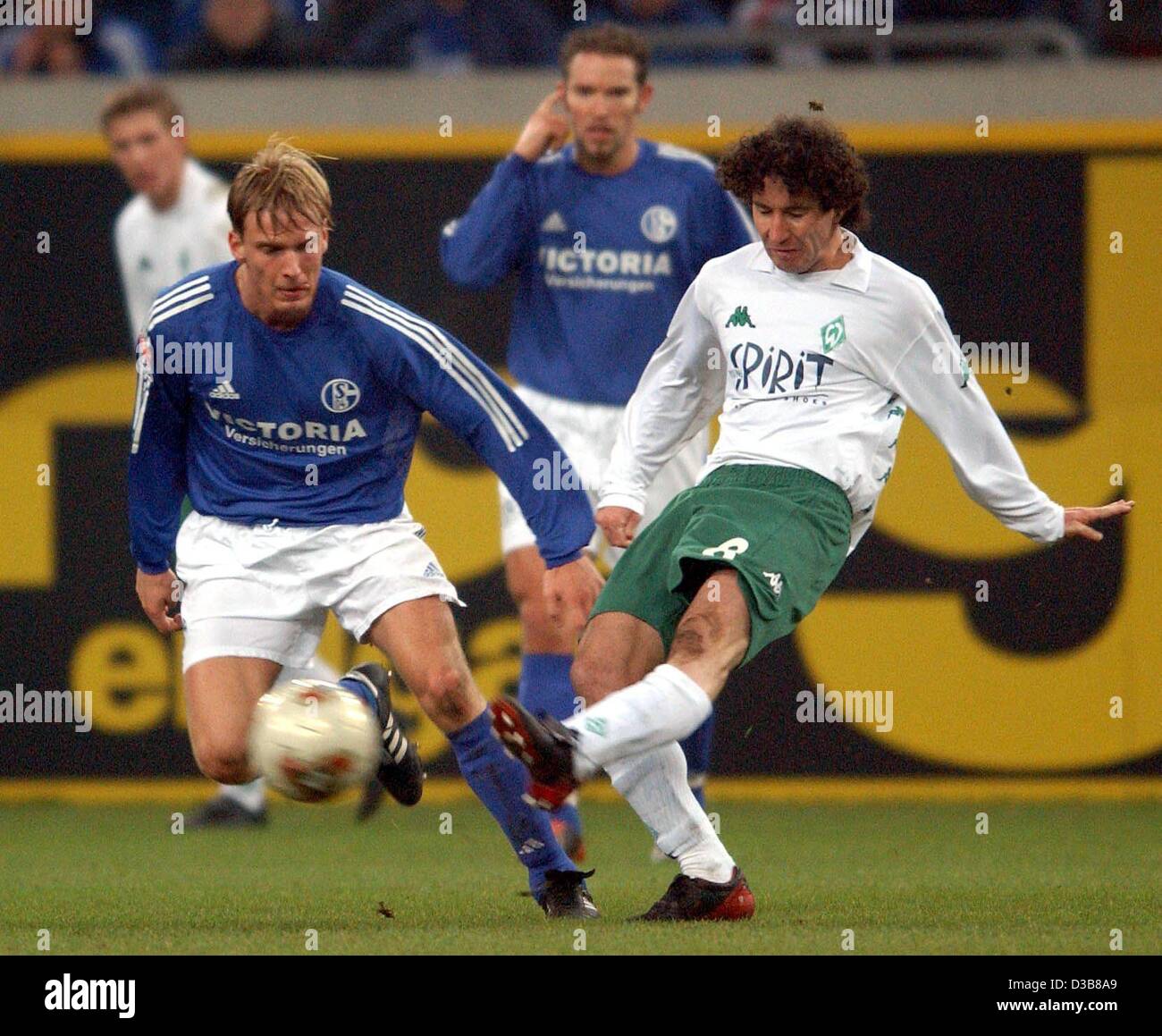 Der ungarische Mittelfeldspieler Krisztian Lisztes (Foregroudn rechts) spielt den Ball vor der dänischen Mittelfeldspieler Christian Poulsen (links) in die premier Soccer League-Spiel FC Schalke 04 gegen Werder Bremen im Stadion Arena AufSchalke in Gelsenkirchen am 7. Dezember 2002. das Spiel endete mit 1:1-Unentschieden. Stockfoto