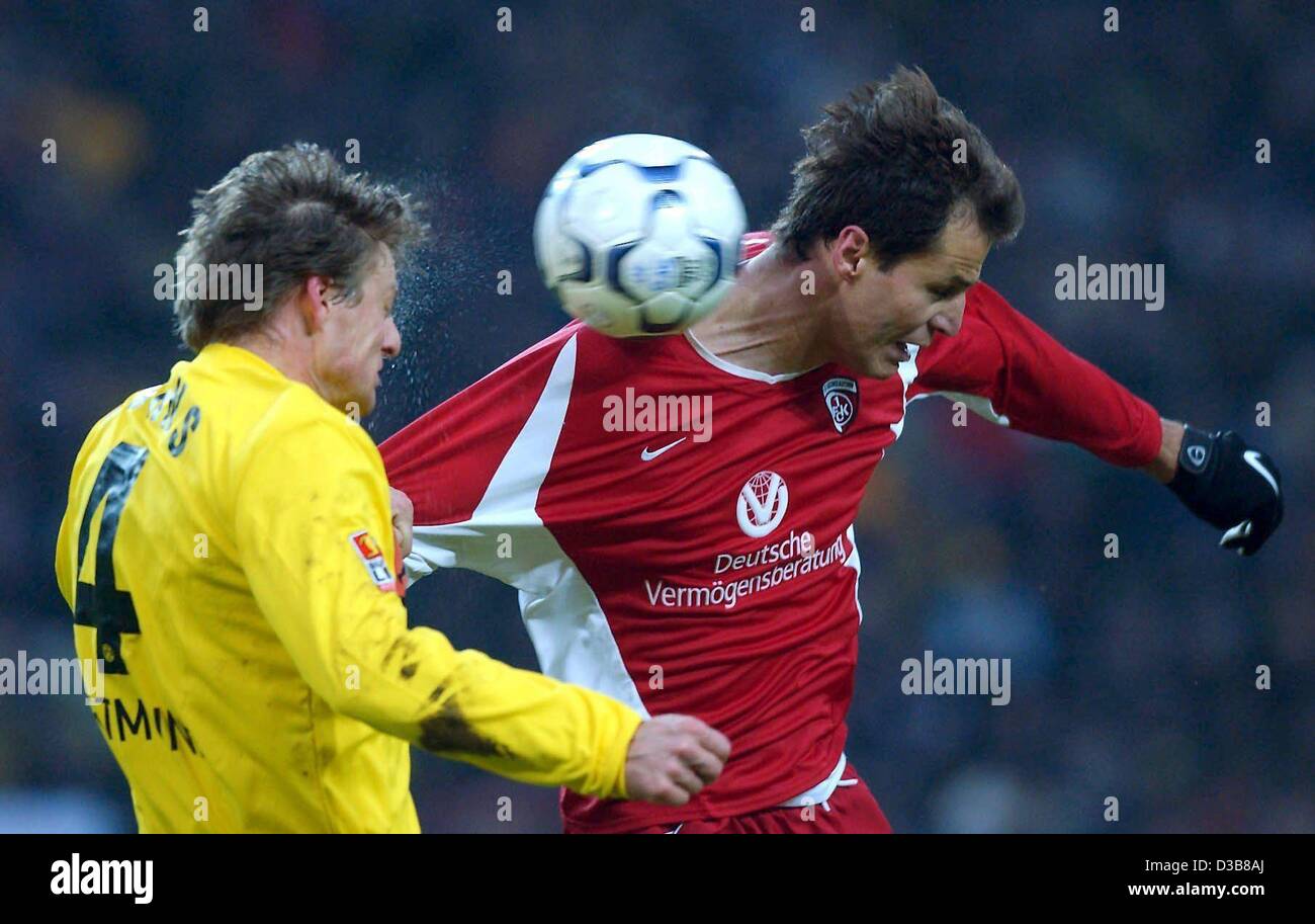 Dortmund-Verteidiger Christian Wörns (links) hat eine Kopf-Duell mit Kaiserslautern vorwärts Vratislav Lokvnec aus der Tschechischen Republik während der premier Soccer League Borussia Dortmund vs. 1. FC Kaiserslautern im Westfalen-Stadion in Dortmund am 7. Dezember 2002 entsprechen. Borussia Dortmund gewinnt Stockfoto