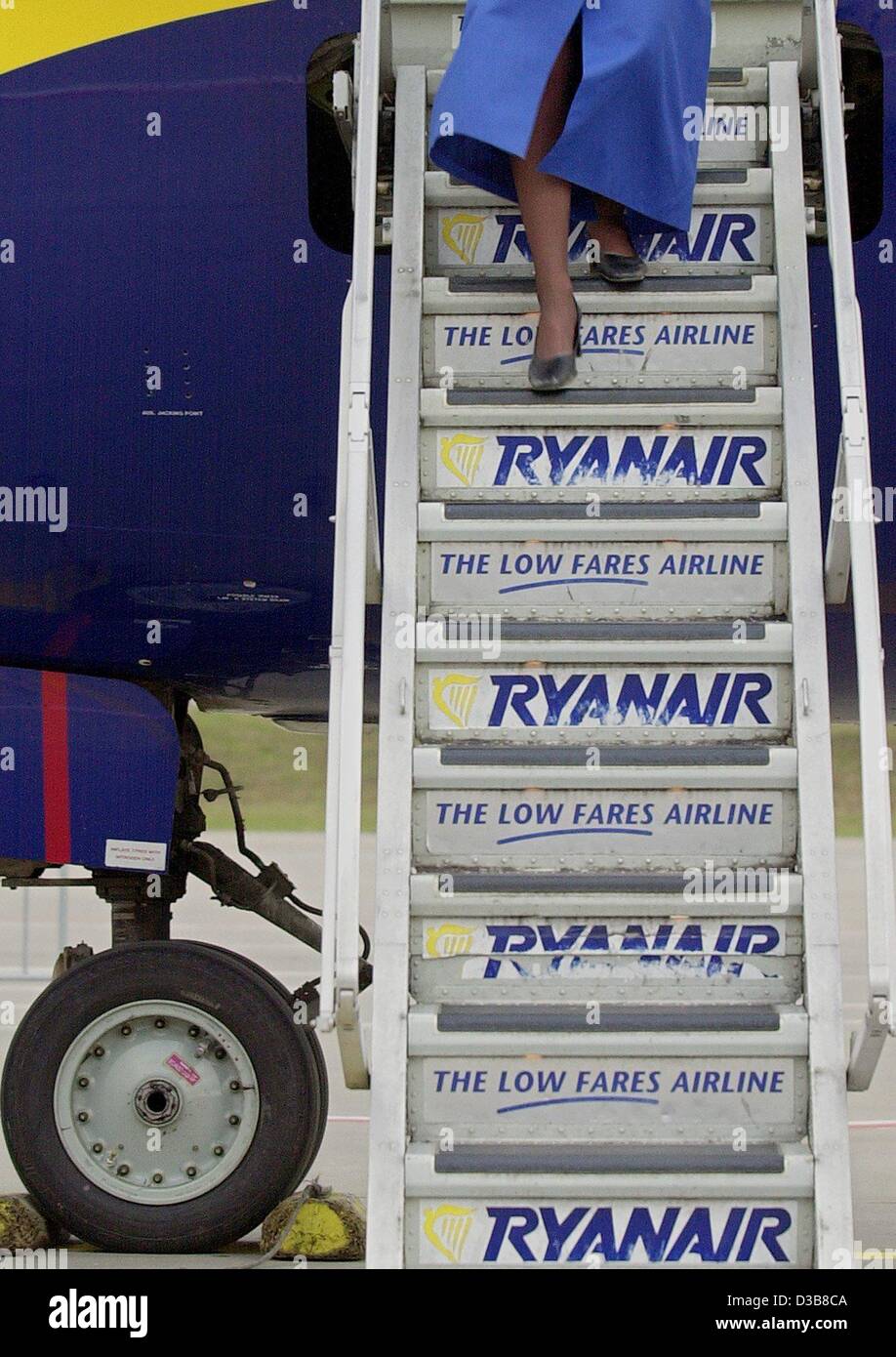 (Dpa) - geht eine Stewardess die irische Billigfluggesellschaft Ryanair auf der Gangway nach der Landung des Flugzeugs auf dem Flughafen Frankfurt-Hahn in der Nähe von Simmern, Deutschland, 4. Dezember 2002. Trotz sinkender Durchschnittspreise und mehr Konkurrenten will Ryanair ihr Angebot zu erweitern. Von 6. Februar 2003 Stockfoto