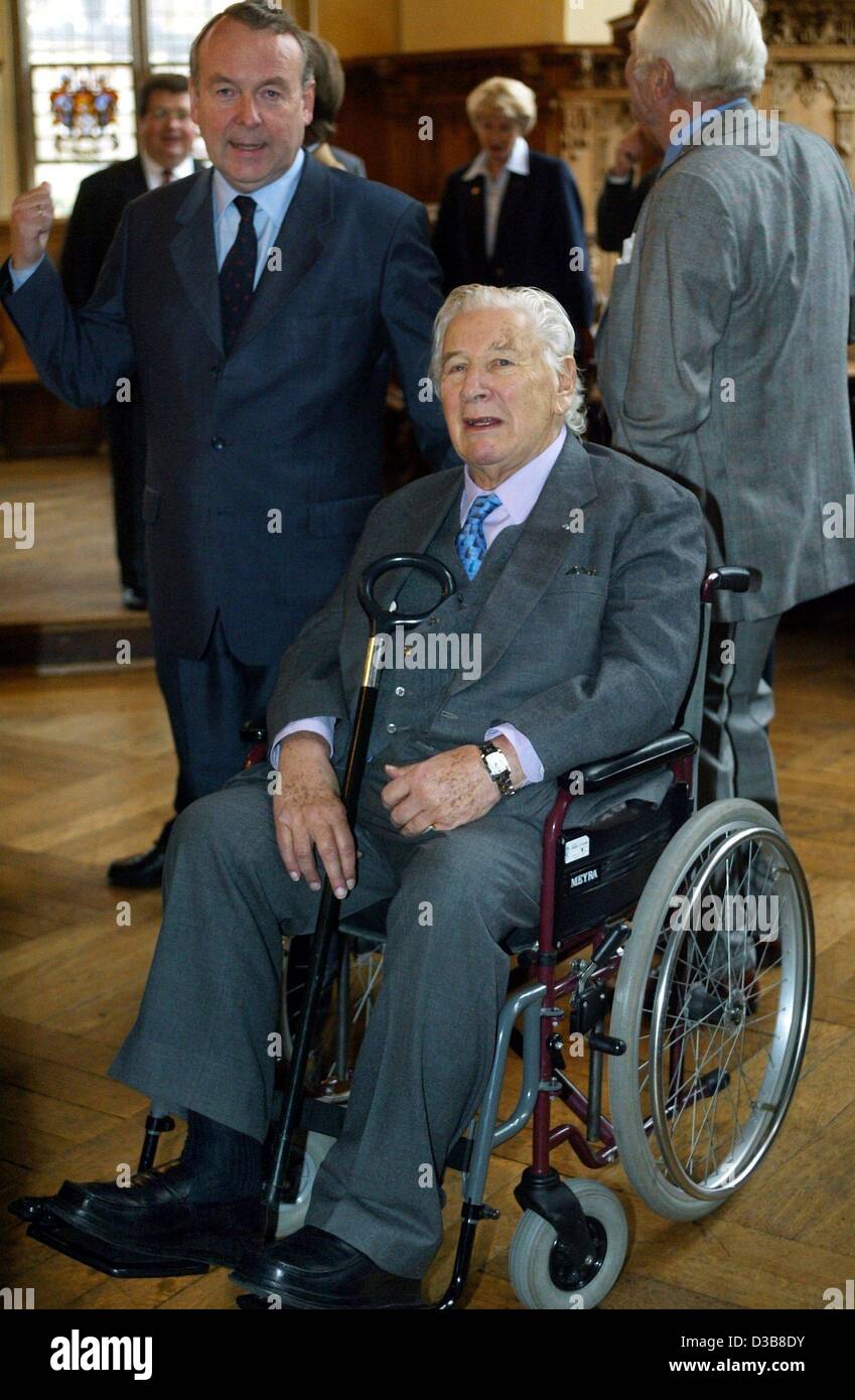 (Dpa) - Sir Peter Ustinov, Schauspieler ("Hercule Poirot") und UNICEF-Botschafterin, sitzt im Rollstuhl, wie er rund um das Rathaus von Bürgermeister Hartmut Perschau in Bremen, Deutschland, 29. November 2002 dargestellt ist. Stockfoto